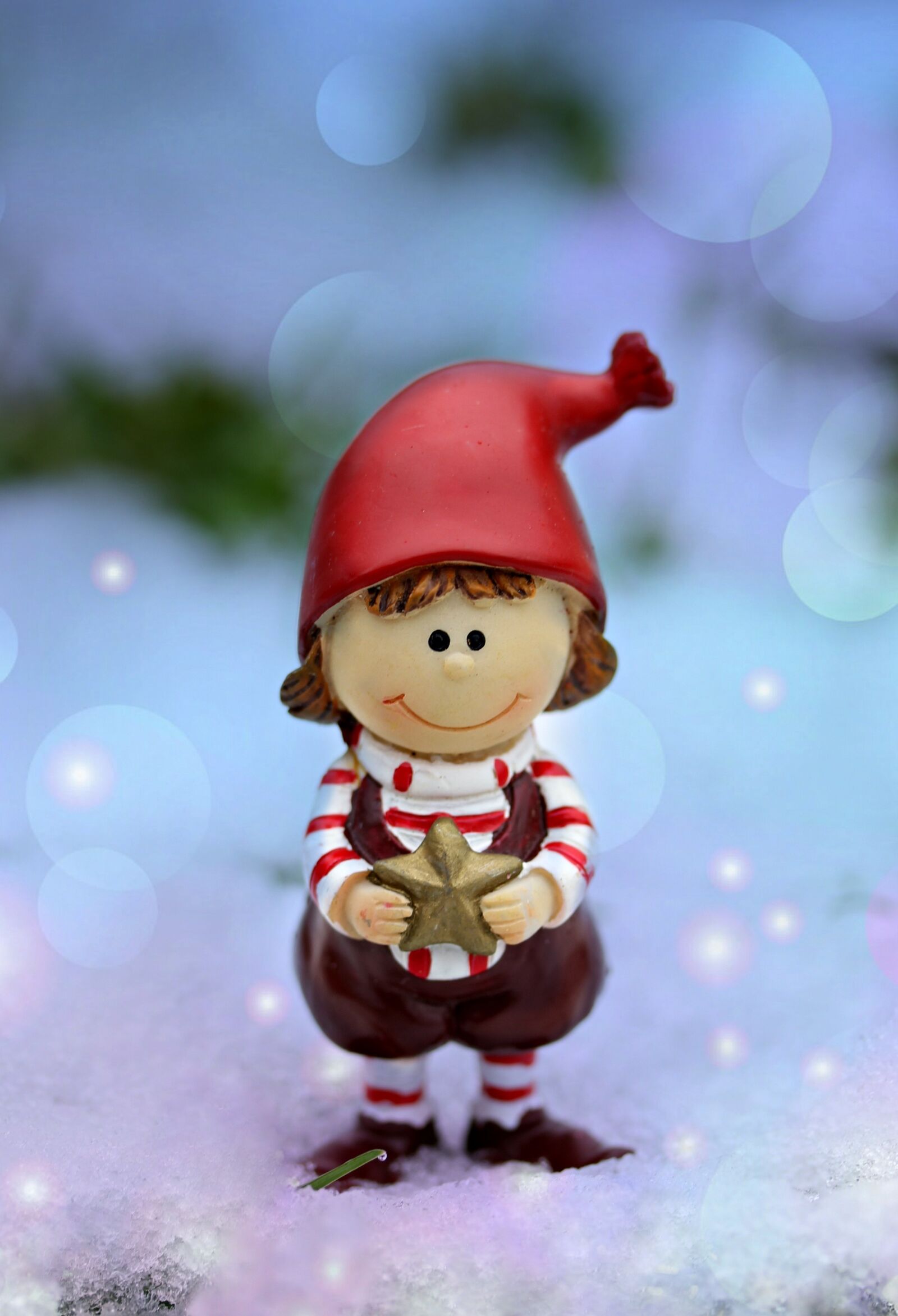 Canon EF-S 60mm F2.8 Macro USM sample photo. Figurine, elf, winter photography