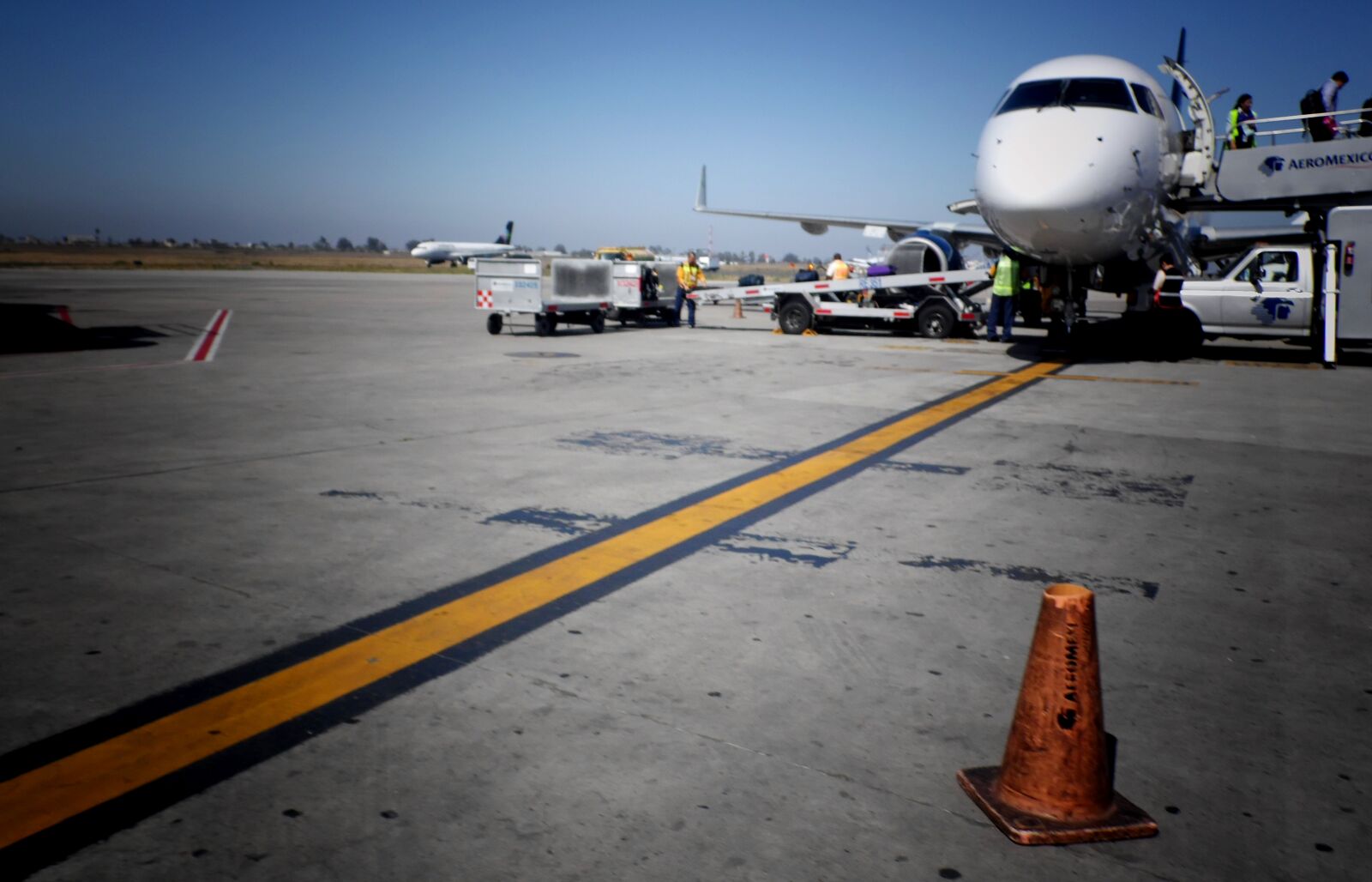 Samsung WB100/  WB101 sample photo. Aeropuerto, avion photography