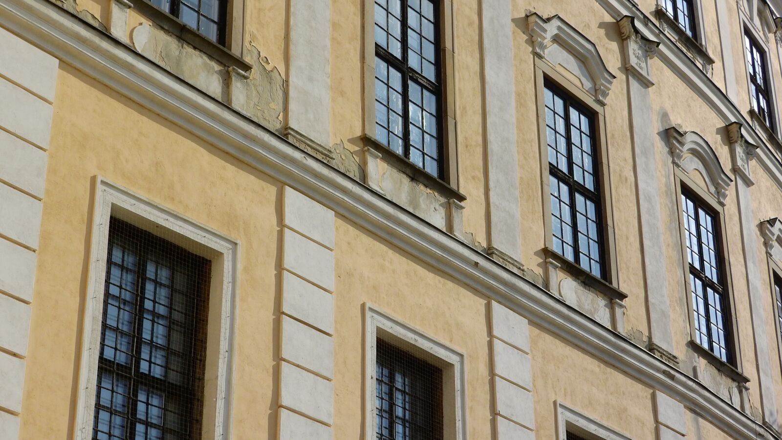 Nikon Coolpix P610 sample photo. Castle window, historic windows photography