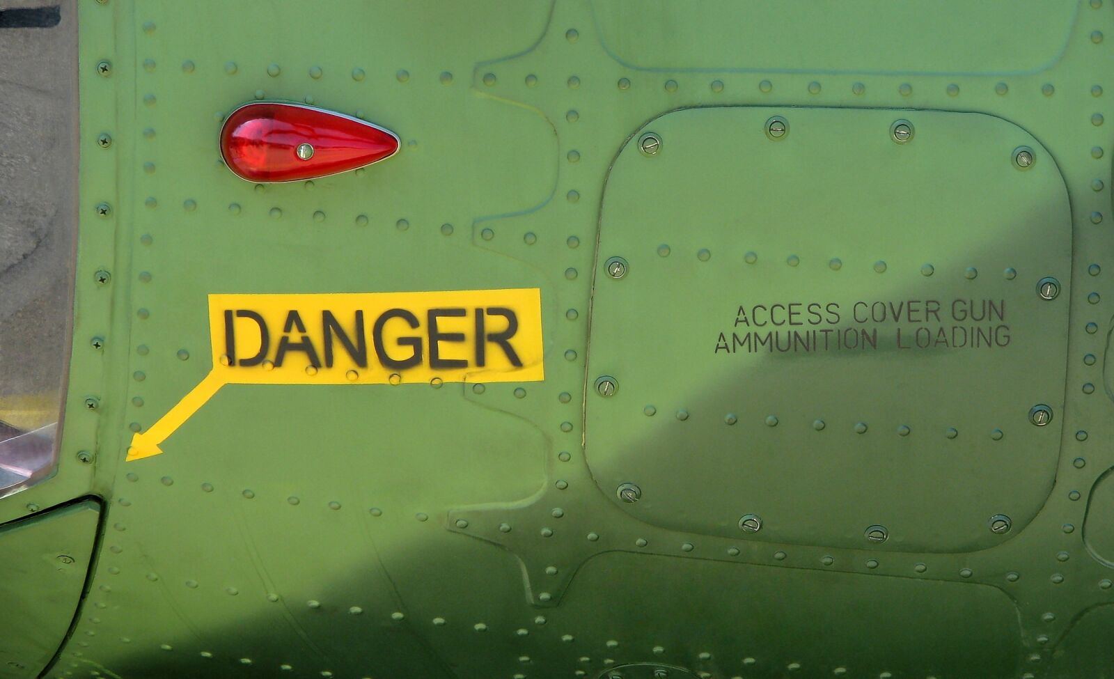 Canon POWERSHOT S5 IS sample photo. Danger, military aircraft, gun photography