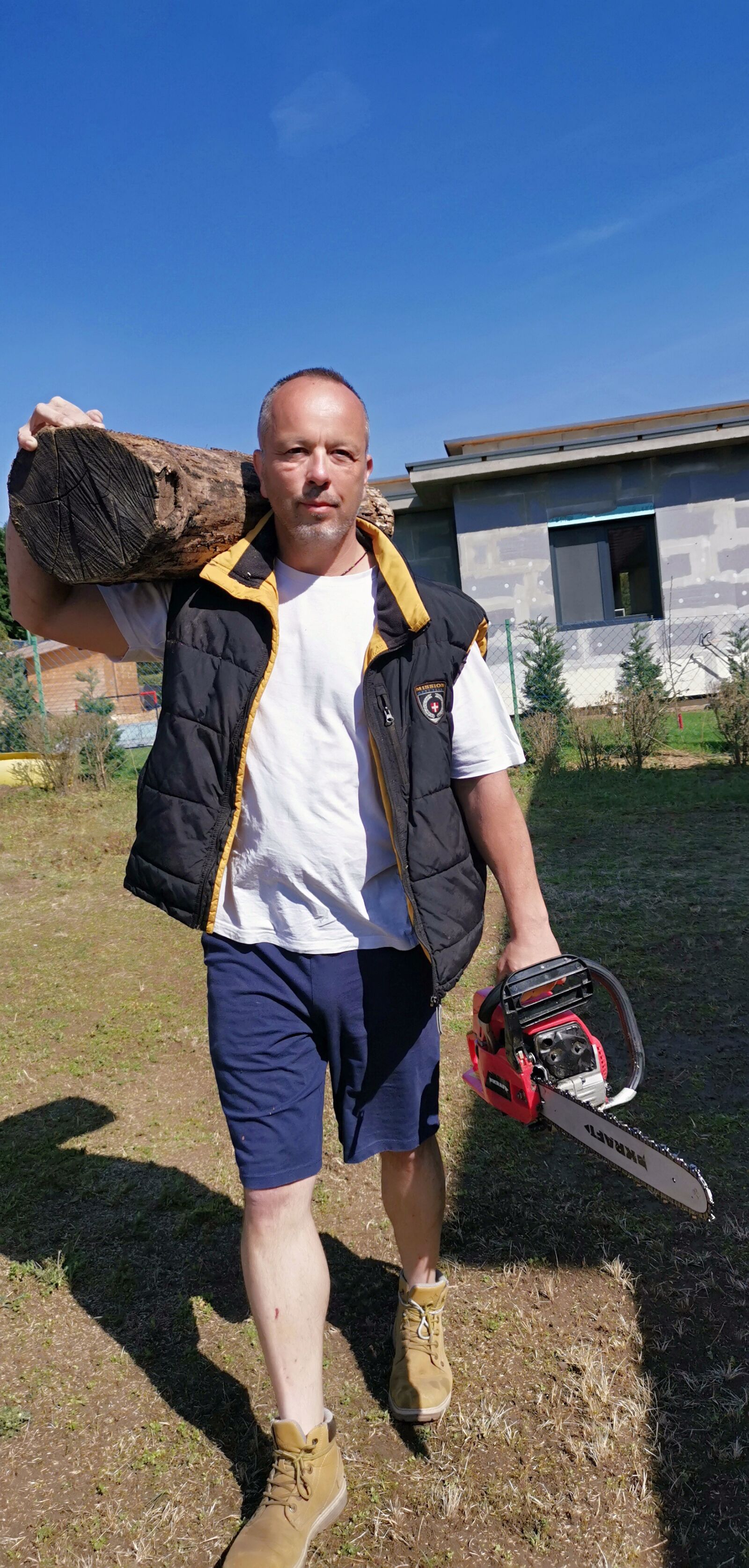 HUAWEI LYA-L29 sample photo. Lumberjack, log, chainsaw photography