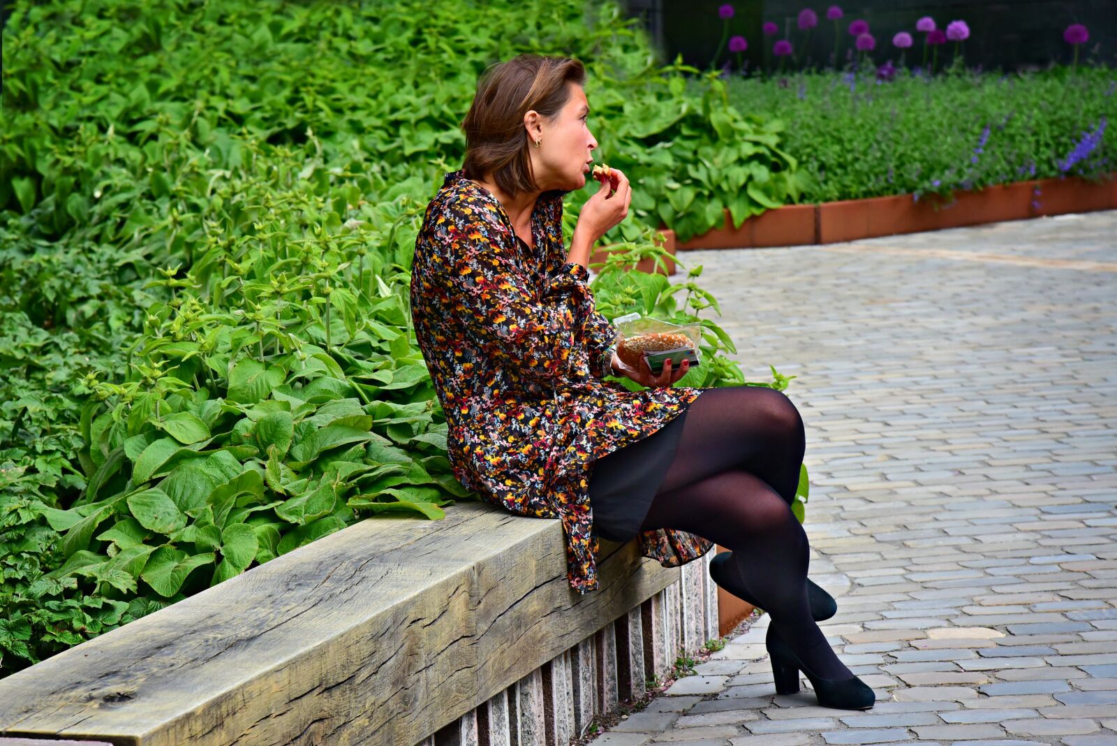Nikon D750 sample photo. Woman, sitting, crossed legs photography