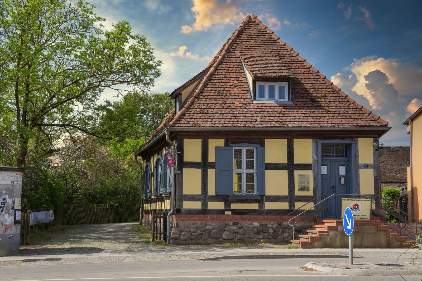 Canon EF-S 18-135mm F3.5-5.6 IS sample photo. Excise house, old, historically photography