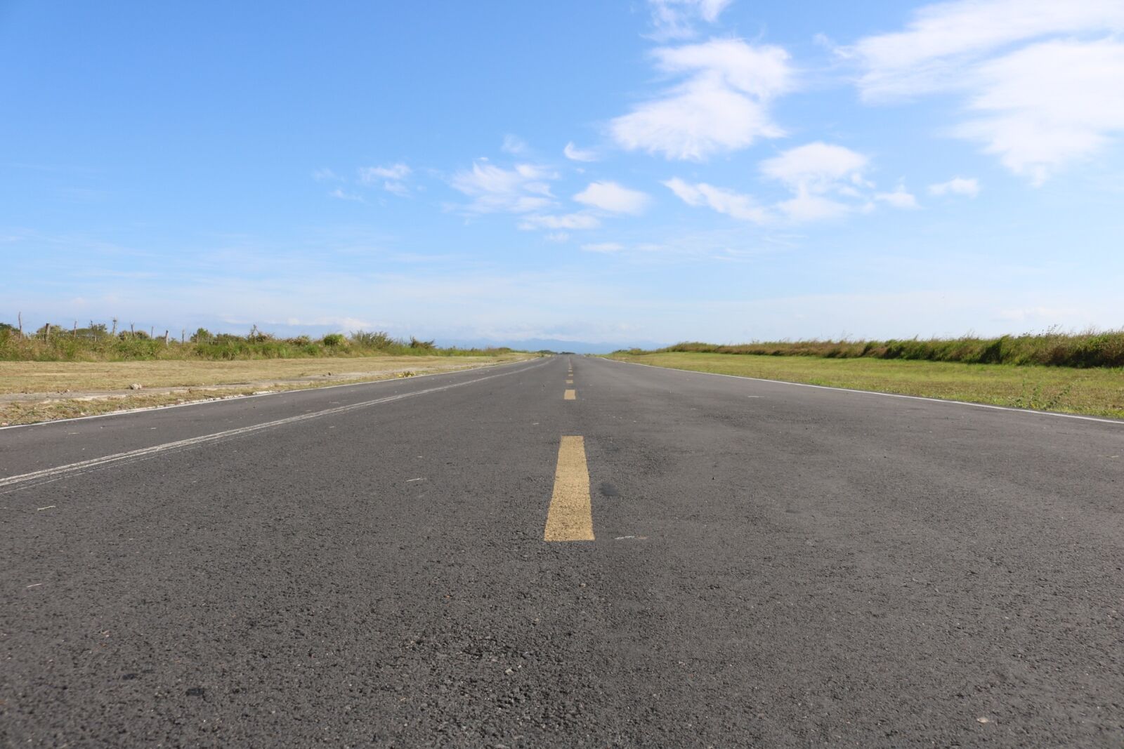 Canon EOS 750D (EOS Rebel T6i / EOS Kiss X8i) sample photo. Roads, horizon, road photography