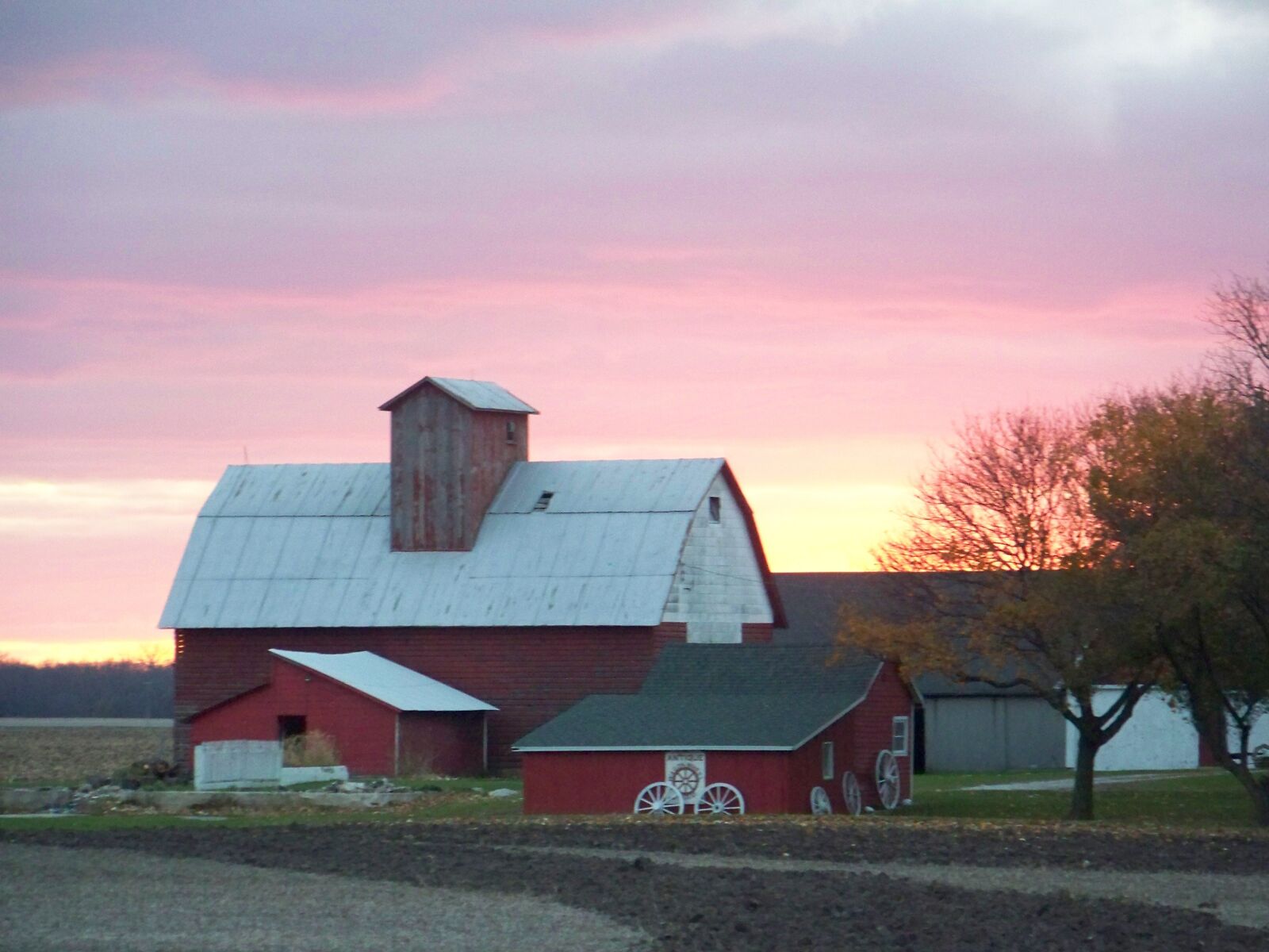 Kodak Z712 IS ZOOM DIGITAL CAMERA sample photo. Barn, sunset, country photography