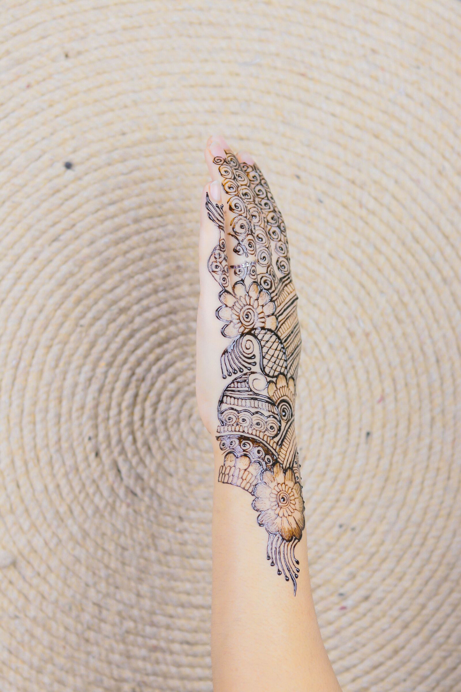 Canon EOS 80D + Canon EF 50mm F1.8 STM sample photo. Henna, hands, mehendi photography