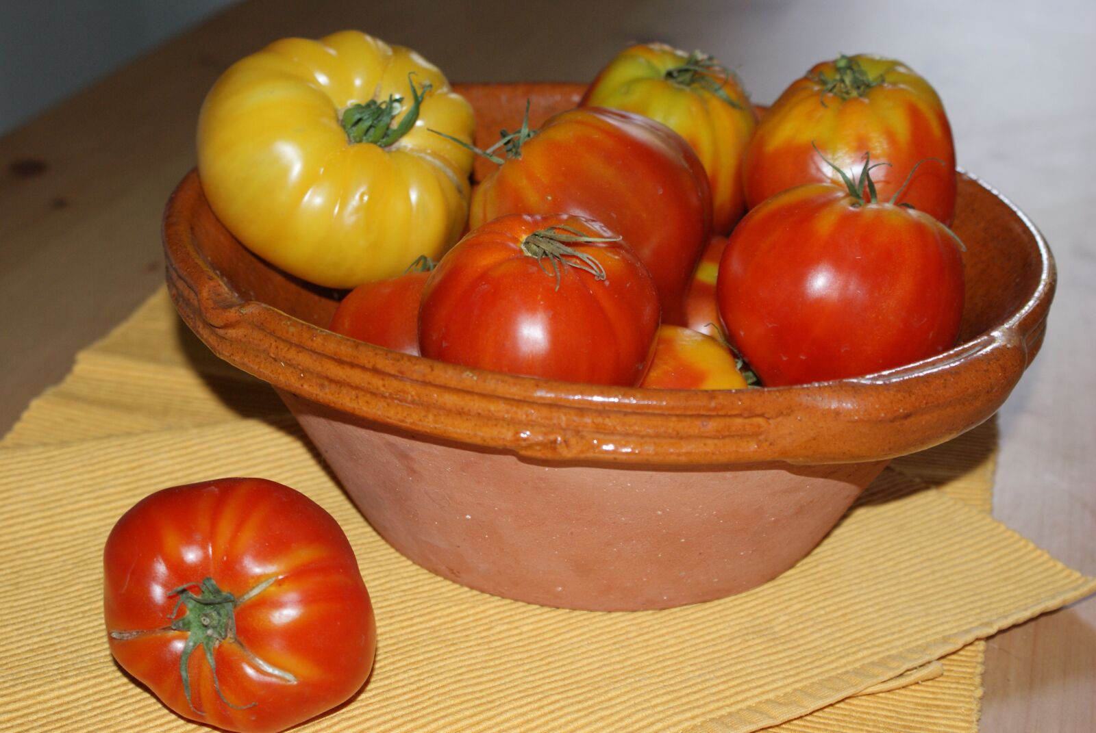 Sony Alpha DSLR-A200 sample photo. Heirloom tomatoes, bowl terra photography