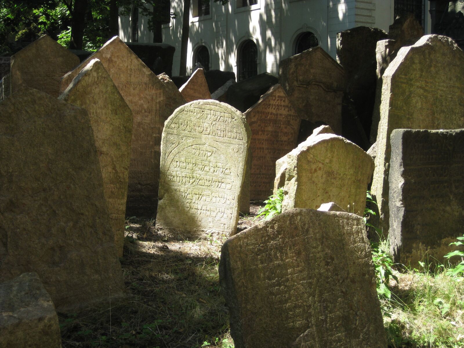 Canon PowerShot SD1100 IS (Digital IXUS 80 IS / IXY Digital 20 IS) sample photo. Grave, graveyard, cemetery photography