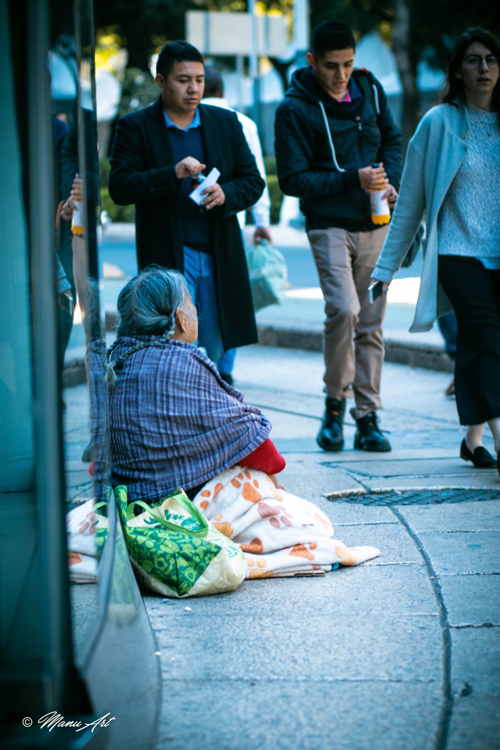 Canon EOS 200D (EOS Rebel SL2 / EOS Kiss X9) sample photo. Women, poor people, poverty photography