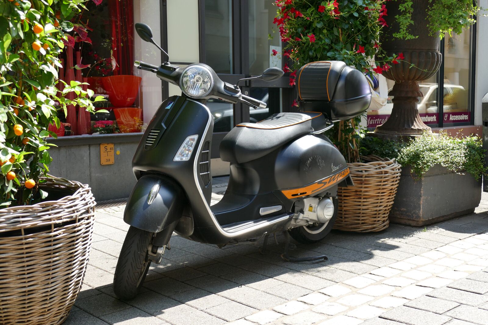 Panasonic Lumix DMC-FZ1000 sample photo. Motor scooter, vespa, moped photography