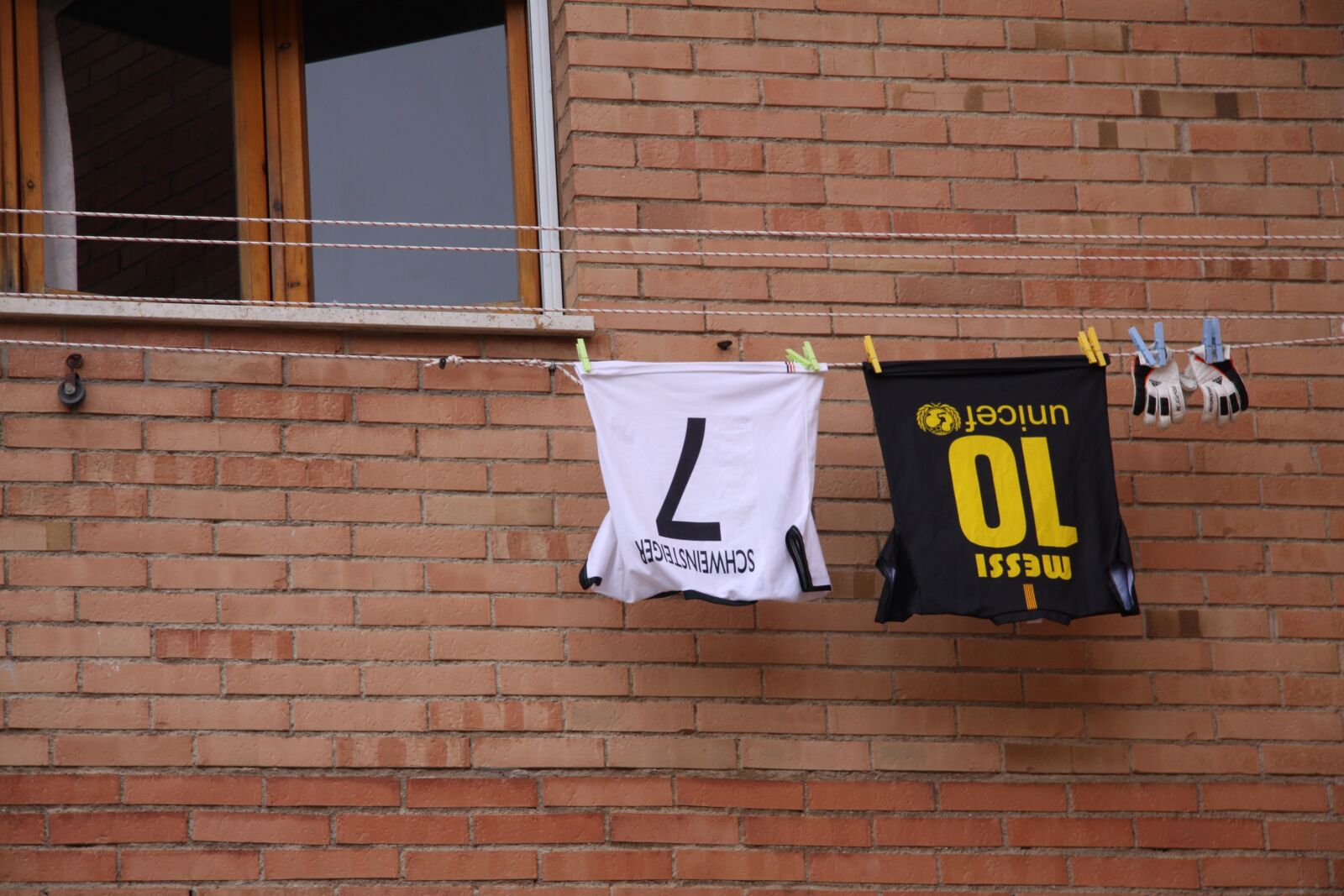 Canon EOS 50D sample photo. Football, jersey, clothes line photography