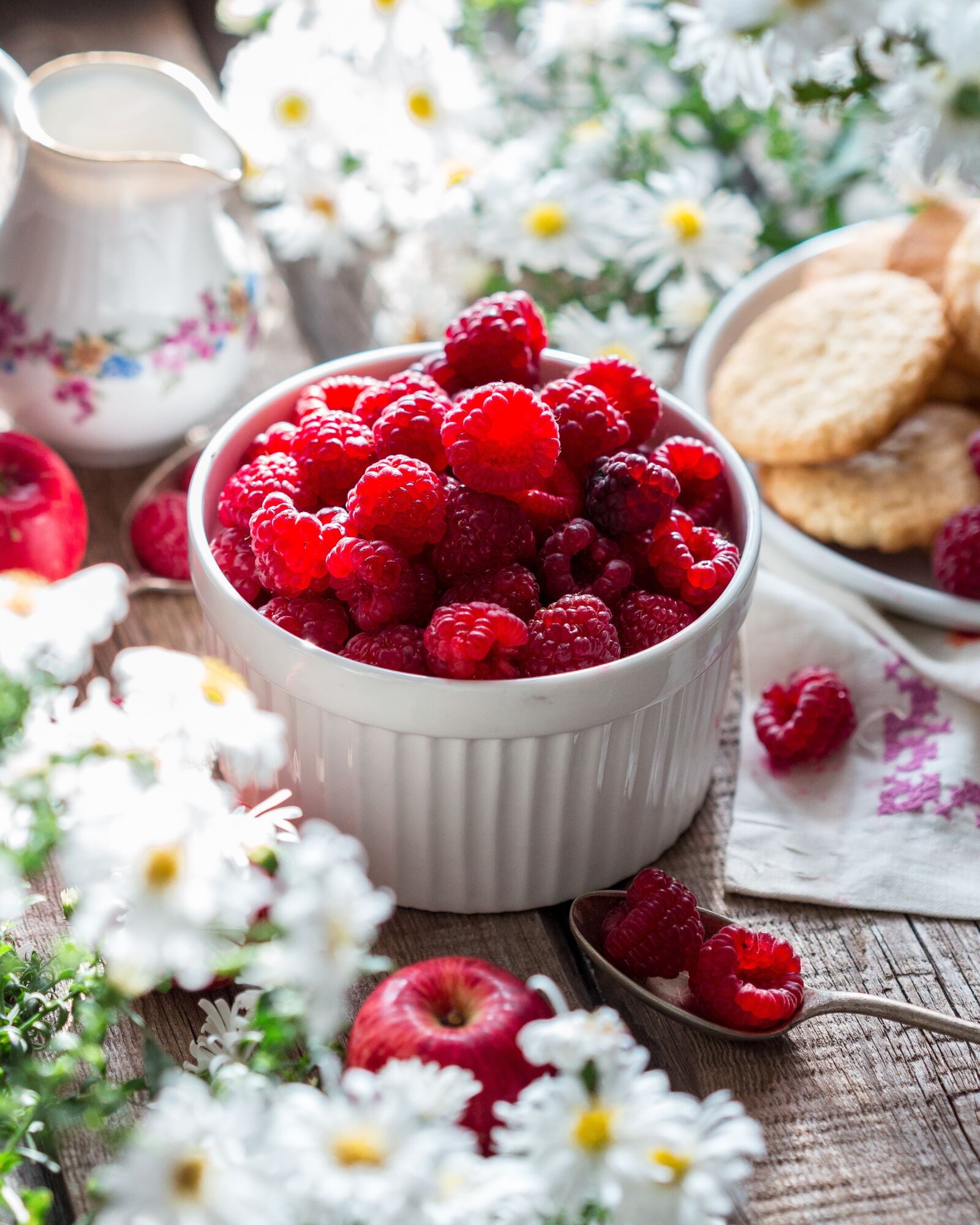 Canon EF 100mm F2.8 Macro USM sample photo. Raspberry, berry, ripe photography