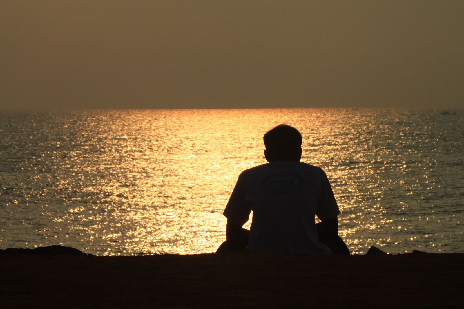 Canon EOS 500D (EOS Rebel T1i / EOS Kiss X3) sample photo. Dawn, man at beach photography