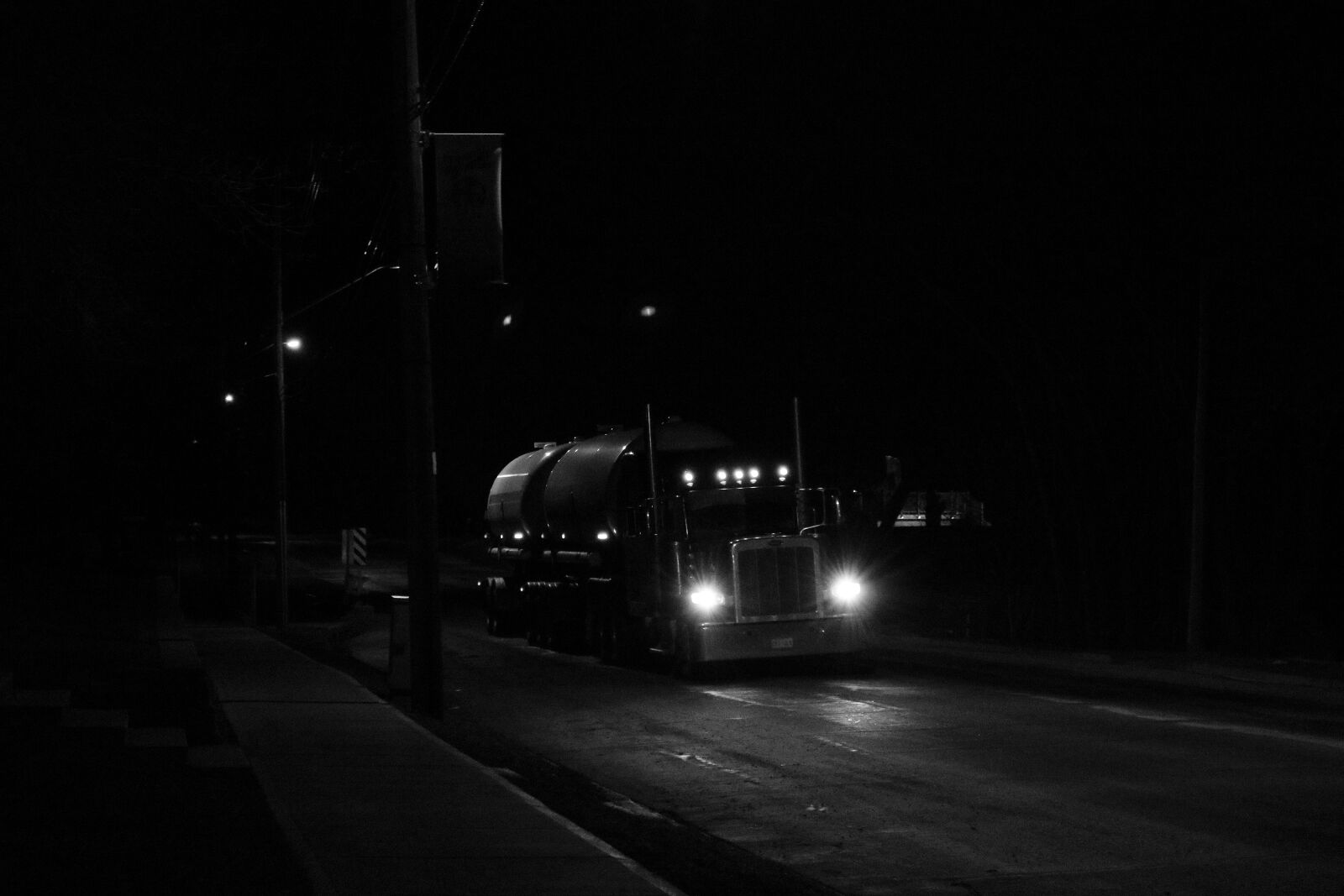 Canon EOS 750D (EOS Rebel T6i / EOS Kiss X8i) sample photo. Big, truck, semi photography
