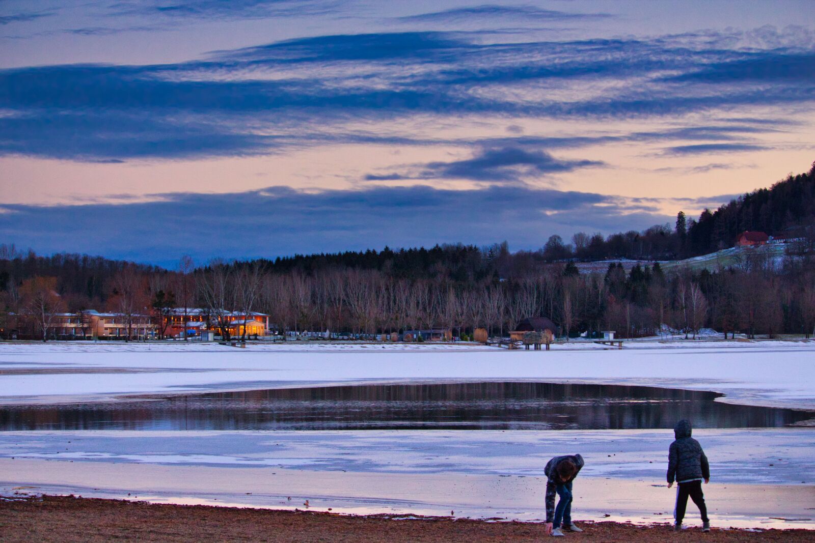 Canon EF-S 55-250mm F4-5.6 IS STM sample photo. Lake, children, play photography