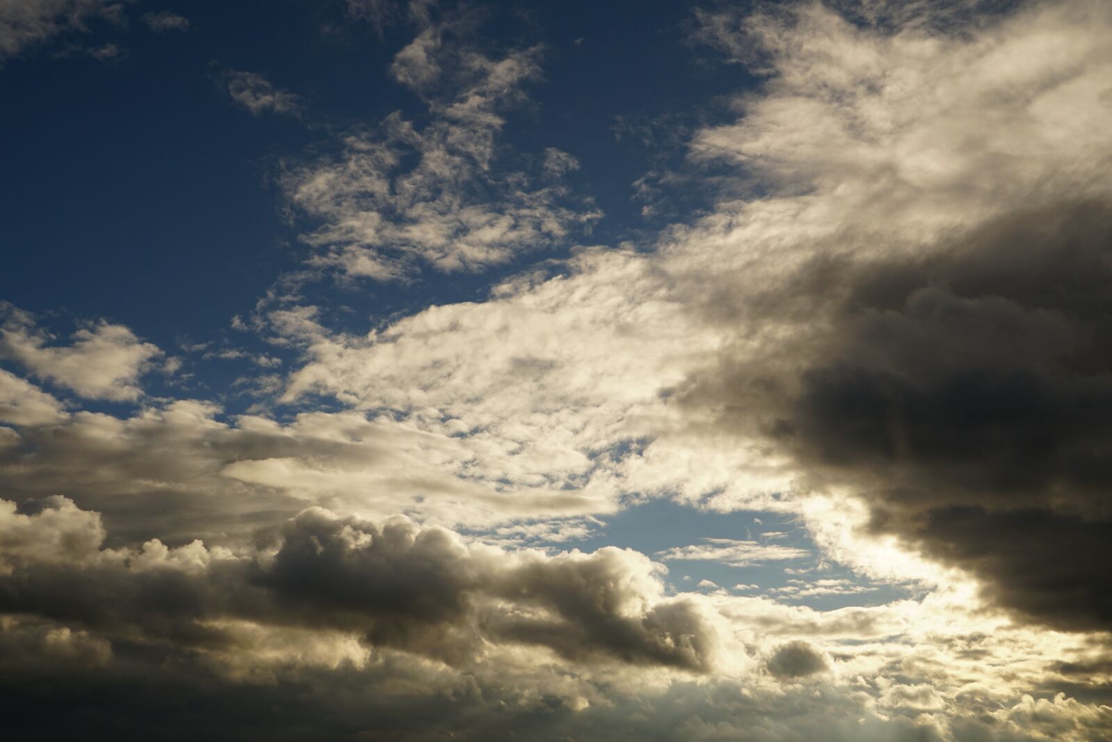 Sony a6300 + Sony Vario Tessar T* FE 24-70mm F4 ZA OSS sample photo. Clouded sky, sky, cumulus photography