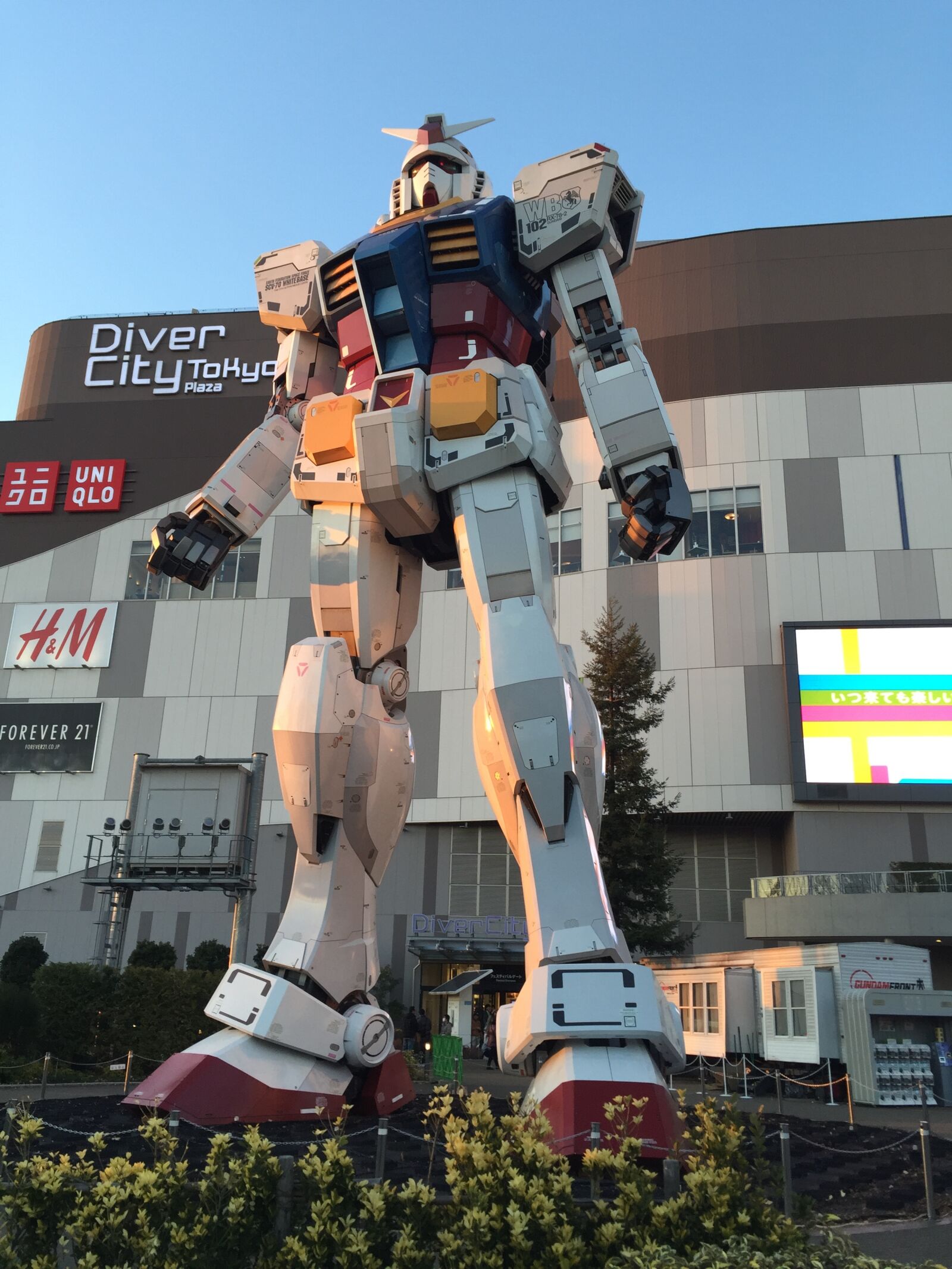 iPhone 6 back camera 4.15mm f/2.2 sample photo. Diver, city, gundam, japan photography