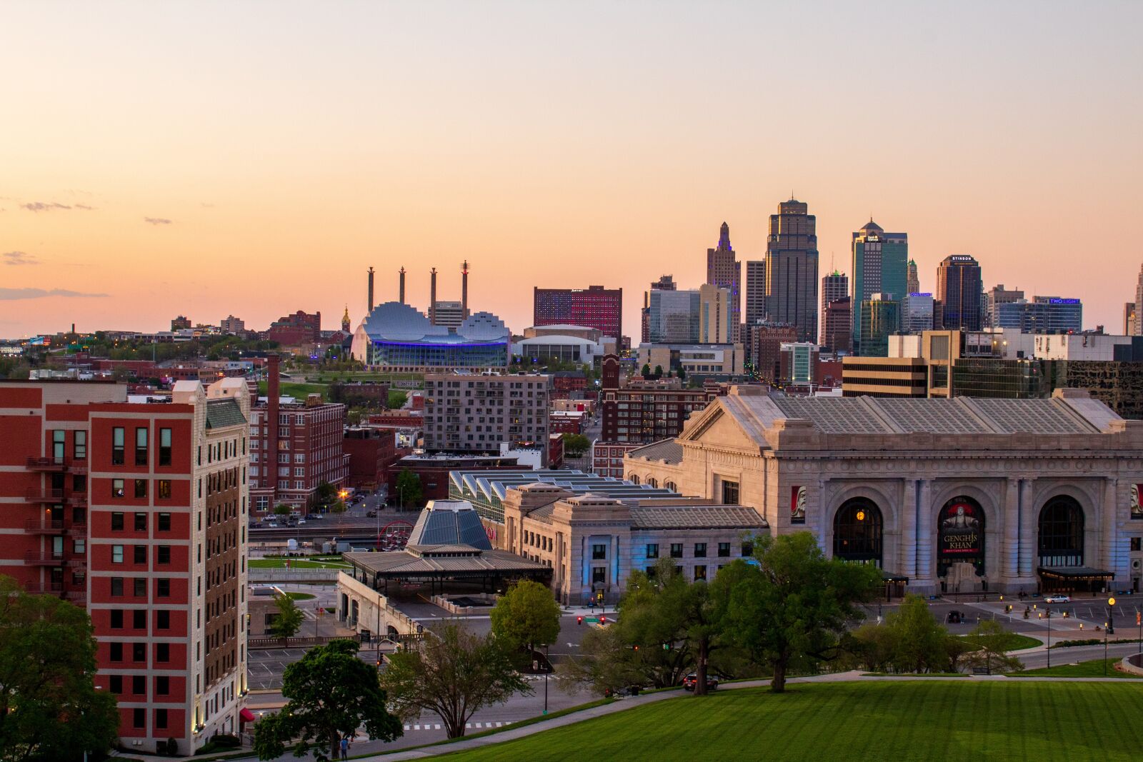 Canon EOS 1300D (EOS Rebel T6 / EOS Kiss X80) sample photo. Kansas city, skyline, dusk photography