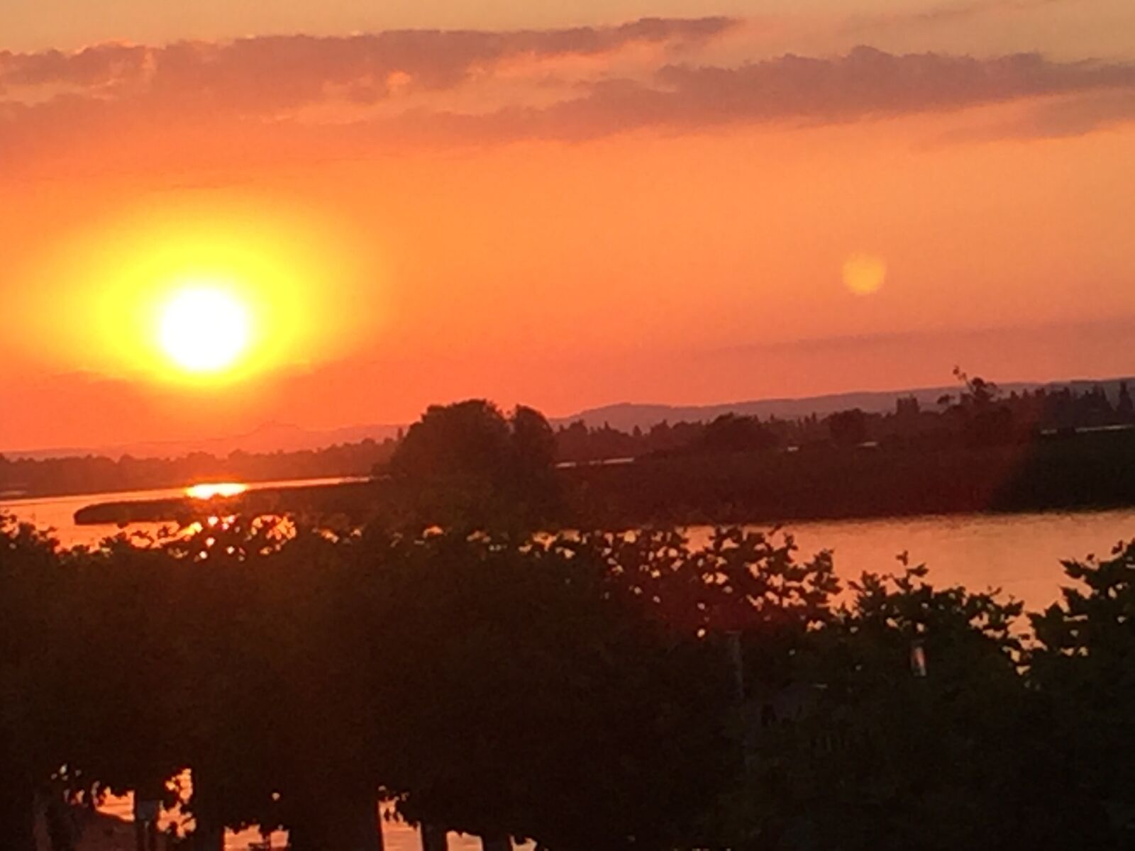 iPhone 6 Plus back camera 4.15mm f/2.2 sample photo. Sunset, lake, water photography