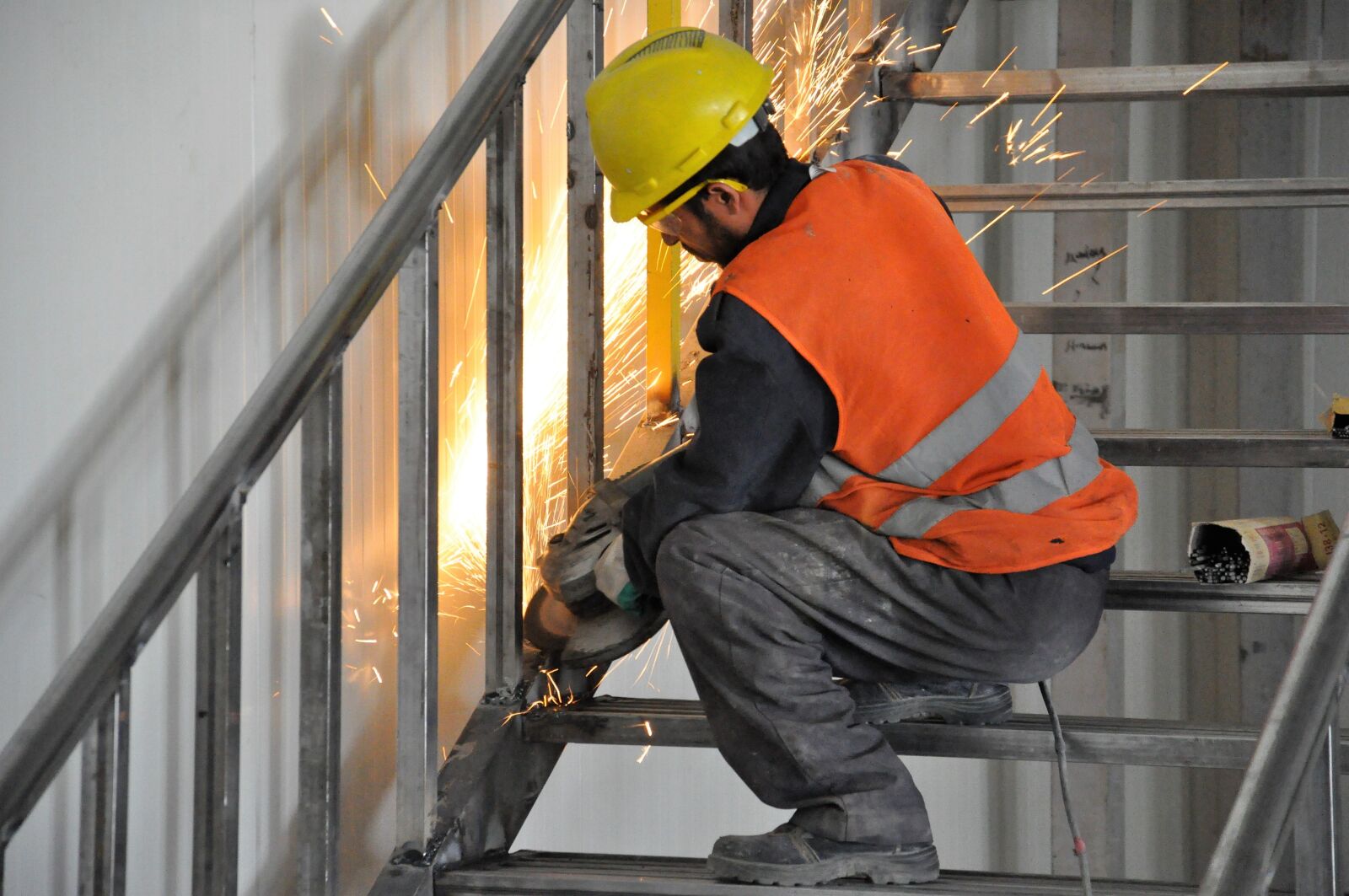 Nikon D90 sample photo. Metal workers, site, cutting photography