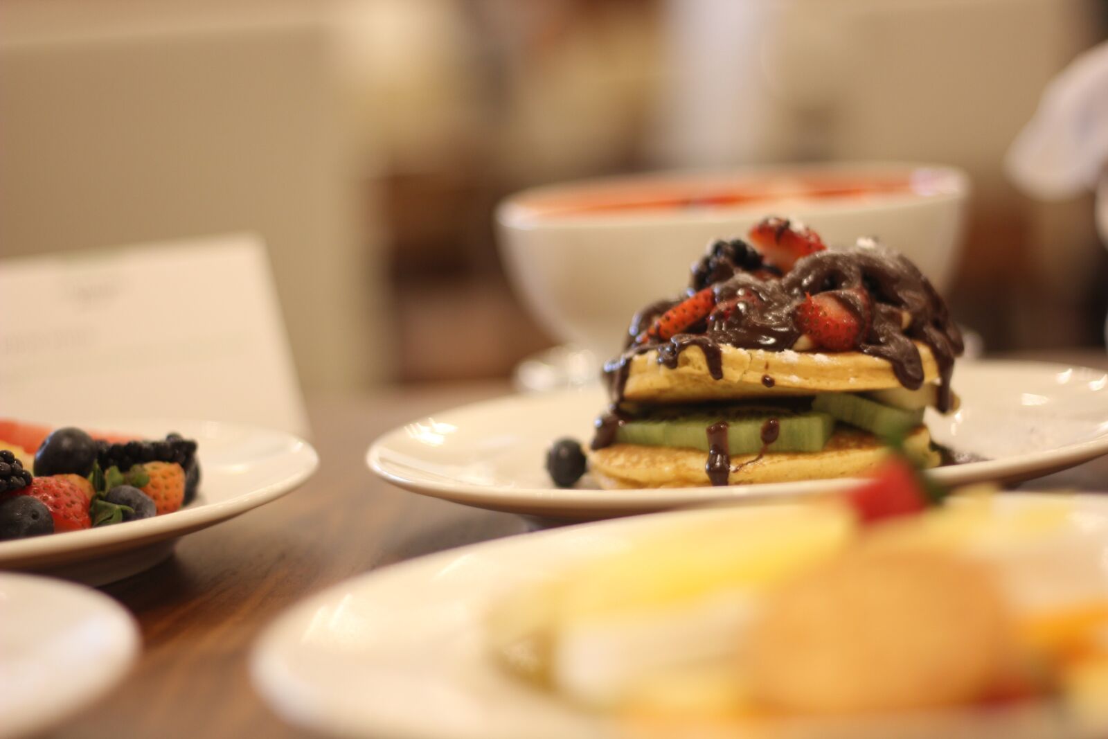 Canon EOS 600D (Rebel EOS T3i / EOS Kiss X5) + Canon EF 50mm F1.8 STM sample photo. Pancake, nutella, breakfast photography