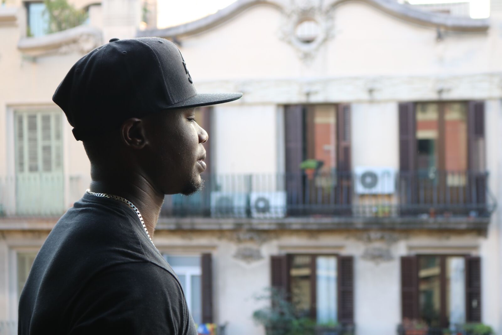 Canon EOS 750D (EOS Rebel T6i / EOS Kiss X8i) sample photo. Black man, chain, looking photography