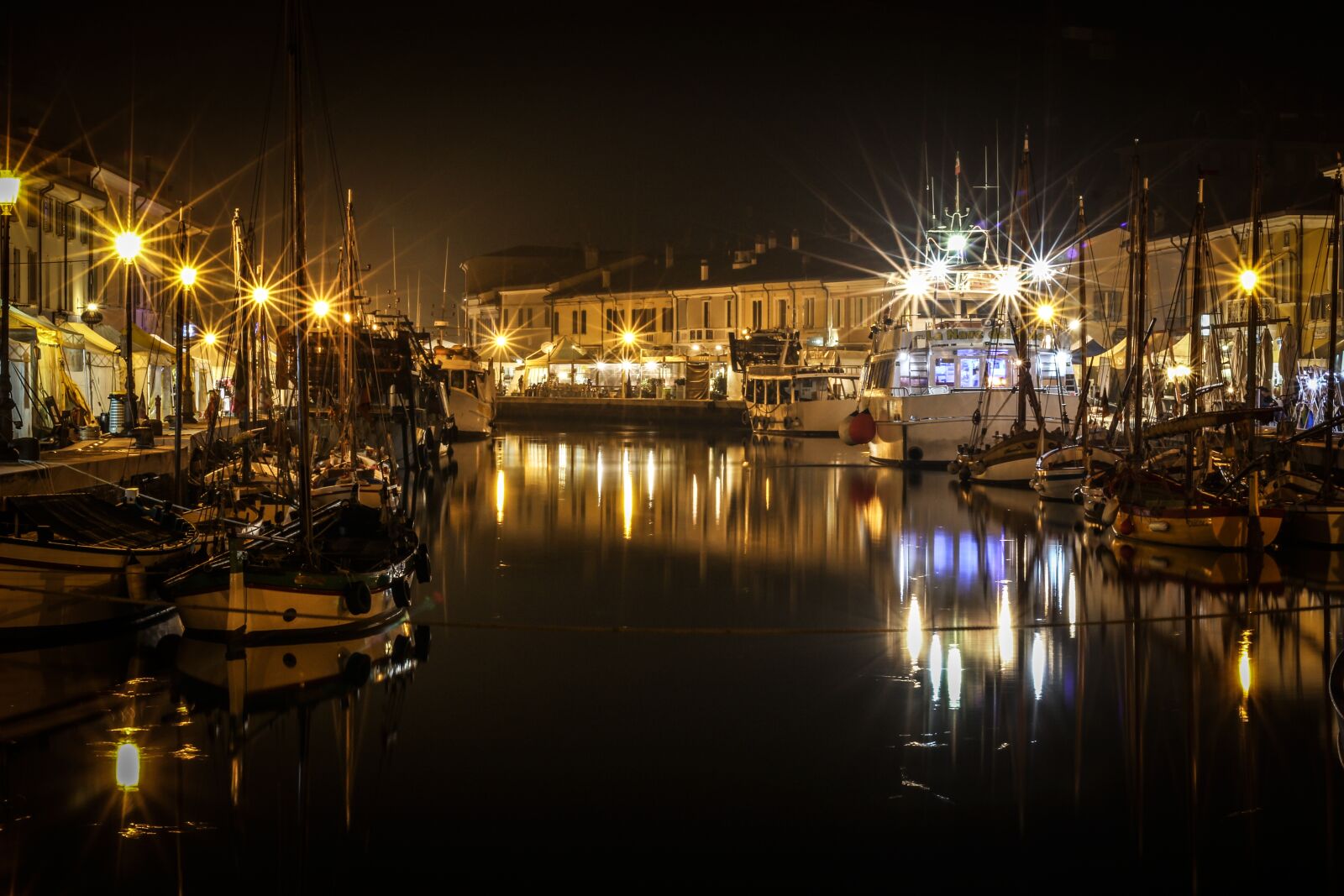 Canon EOS 100D (EOS Rebel SL1 / EOS Kiss X7) + Canon EF 50mm F1.8 STM sample photo. Evening, lights, boats photography