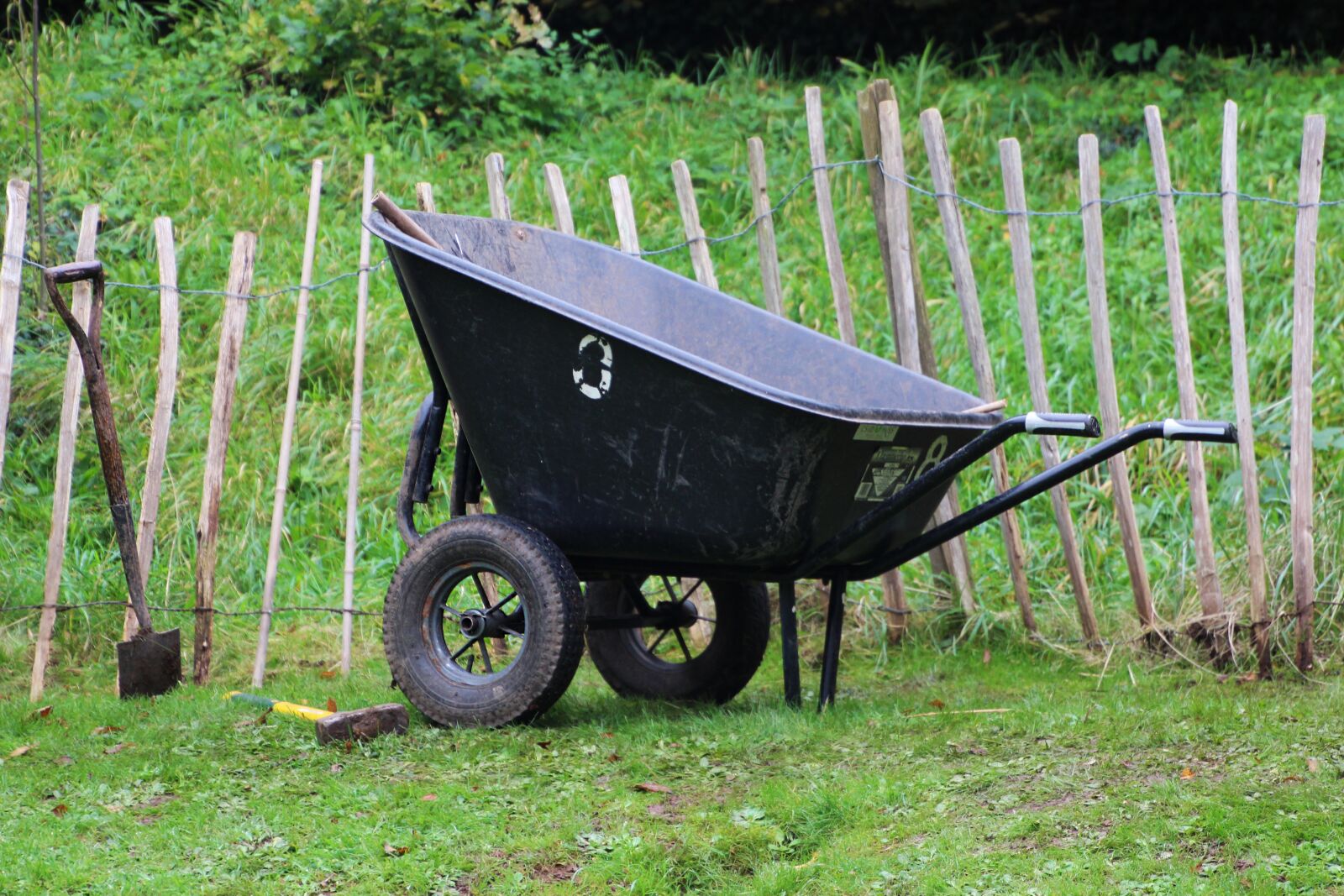 Canon EOS 700D (EOS Rebel T5i / EOS Kiss X7i) sample photo. Wheel barrow, gardening, garden photography