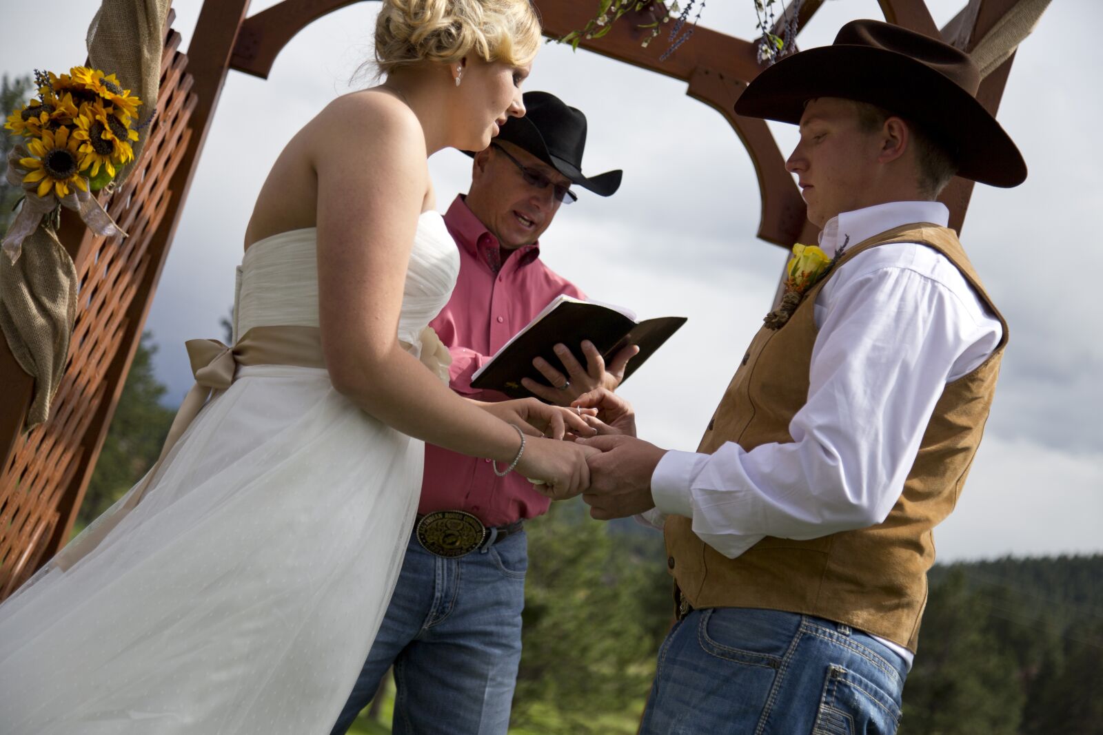 Canon EOS 6D + Canon EF 24-105mm F4L IS USM sample photo. Weddings, cowboy, outdoors photography