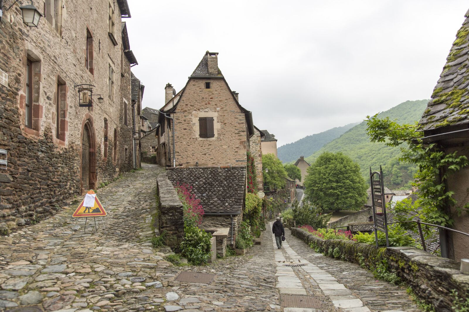 Canon EOS 5D Mark III sample photo. Conques, pilgrims, street photography