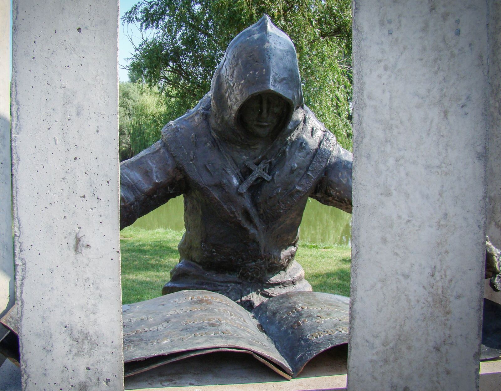 Sony Cyber-shot DSC-H50 sample photo. Scribe, writer, statue photography