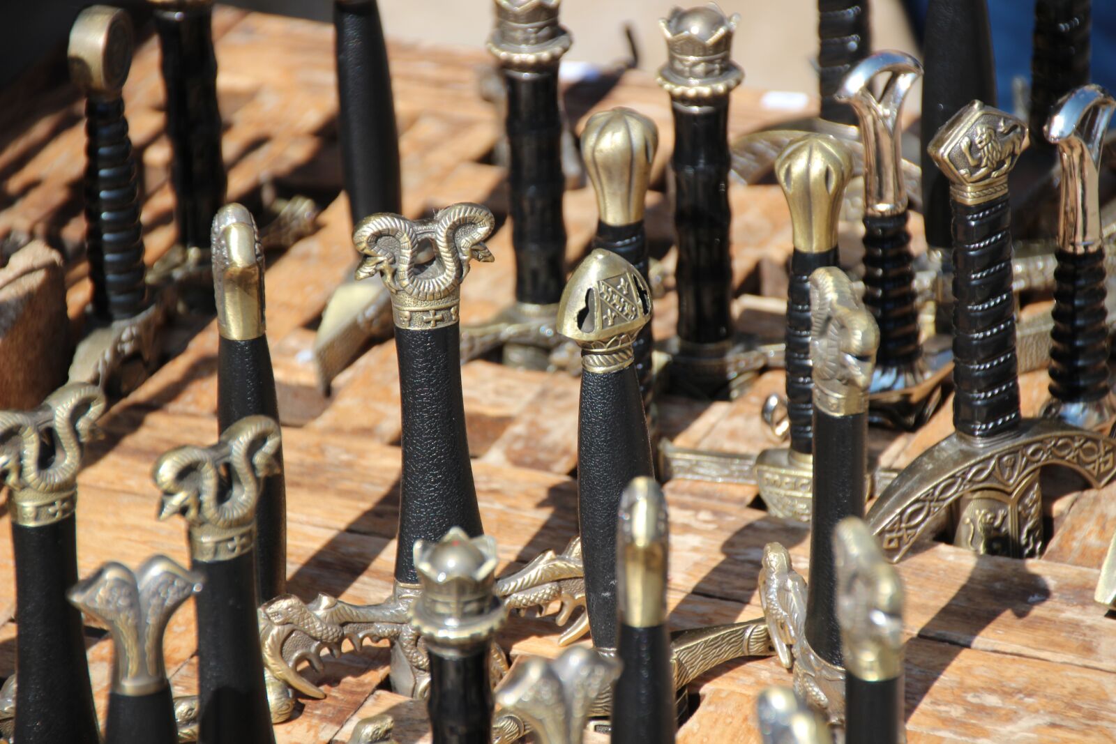 Canon EOS 600D (Rebel EOS T3i / EOS Kiss X5) sample photo. Swords, schwertknaufe, weapons photography