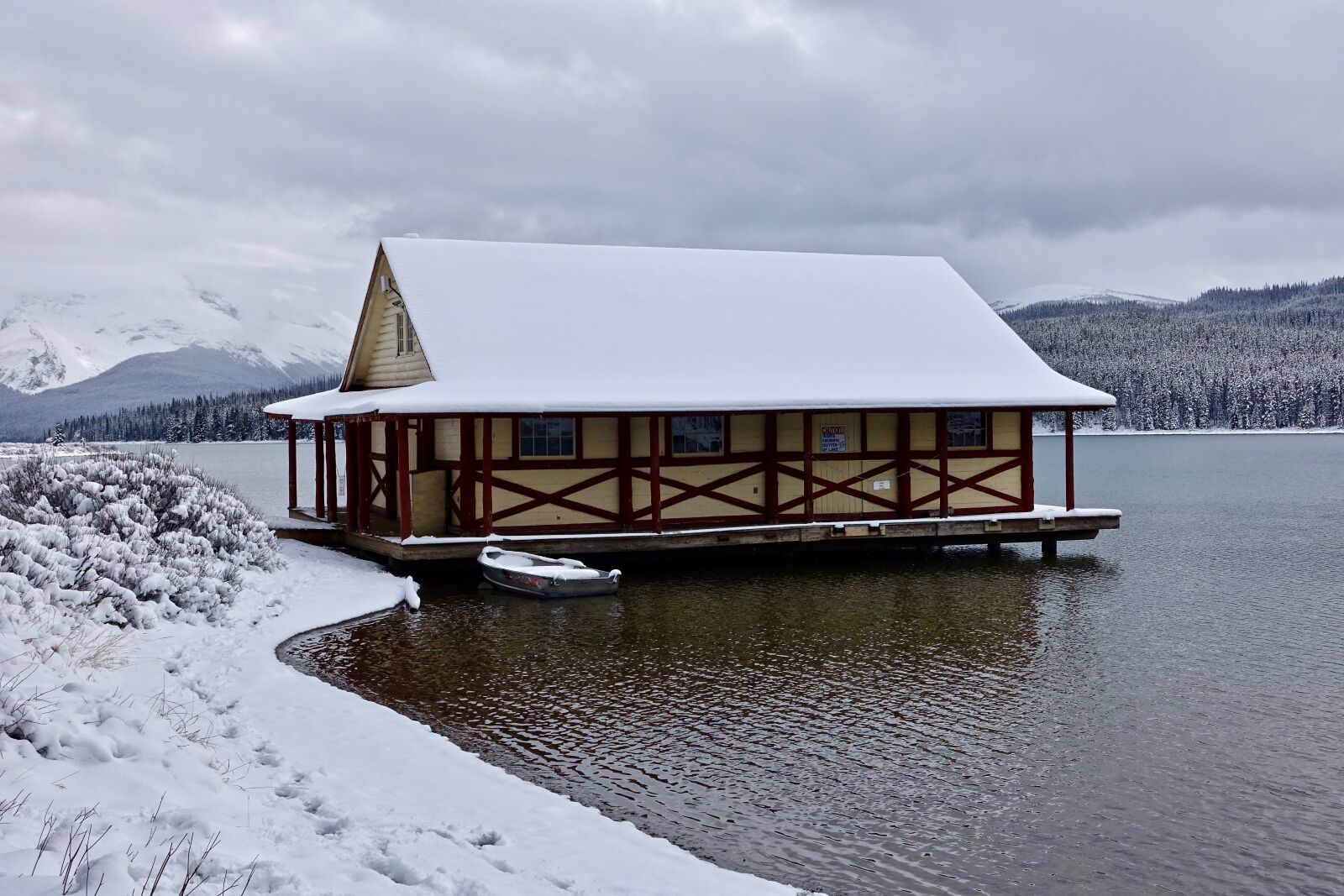 Sony Cyber-shot DSC-RX100 III sample photo. Cottage, winter, snow photography