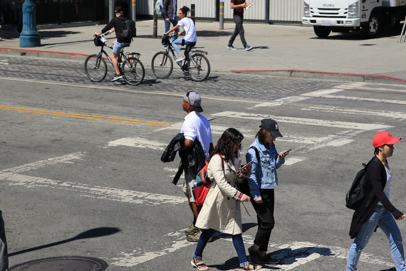 Canon EOS 7D Mark II sample photo. Cellular phones, crosswalk, pedestrian photography