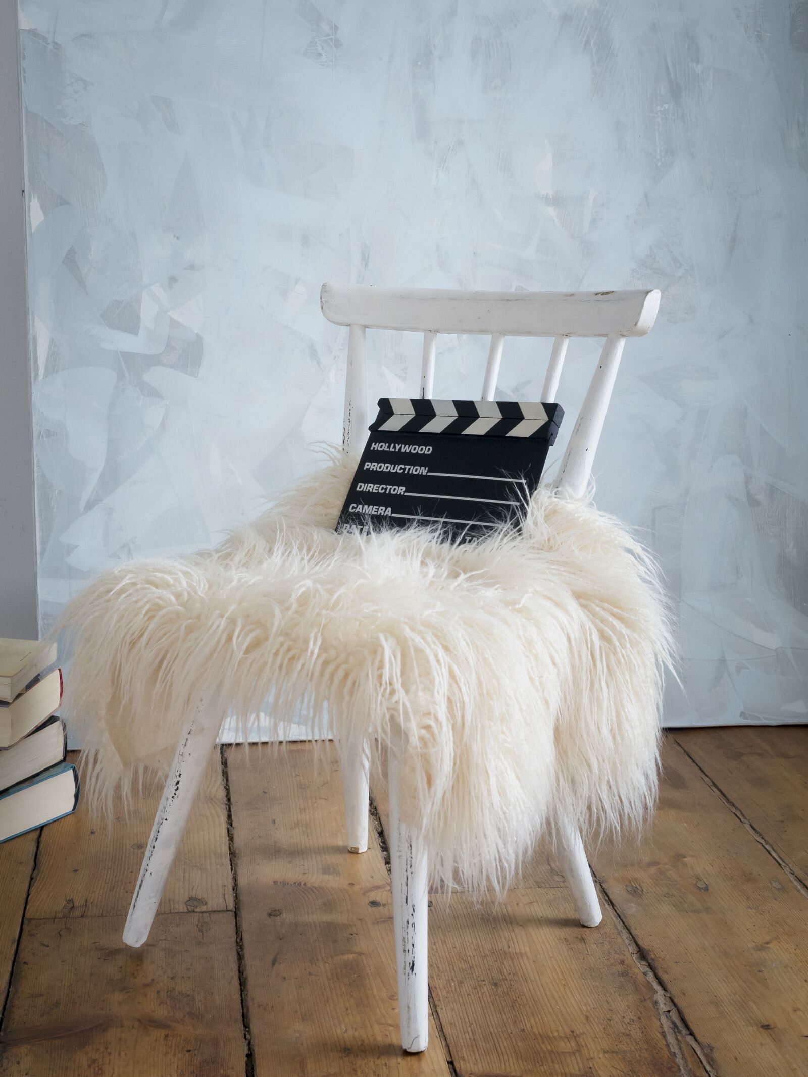 Olympus OM-D E-M5 II + Olympus M.Zuiko Digital ED 12-40mm F2.8 Pro sample photo. Chair, room, studio photography