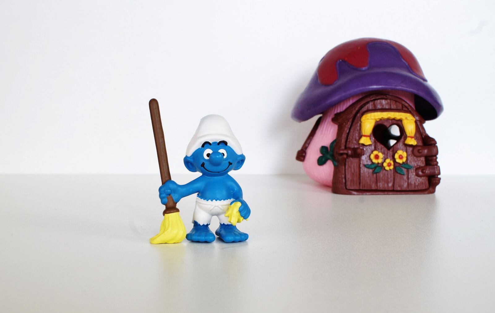 Sony DT 18-70mm F3.5-5.6 sample photo. Smurf, smurfs, figure photography