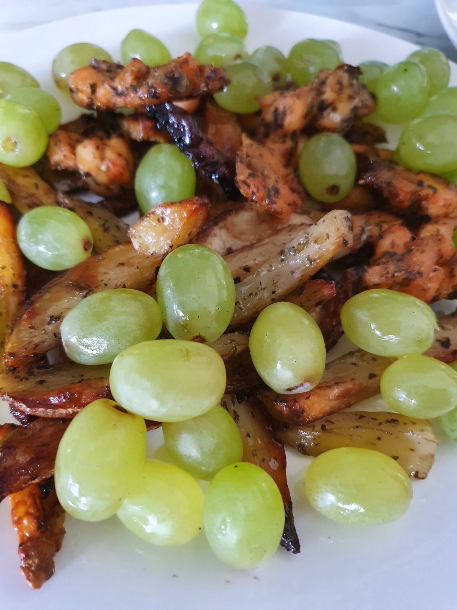 Samsung Galaxy S10 sample photo. Food, chicken meat, grape photography