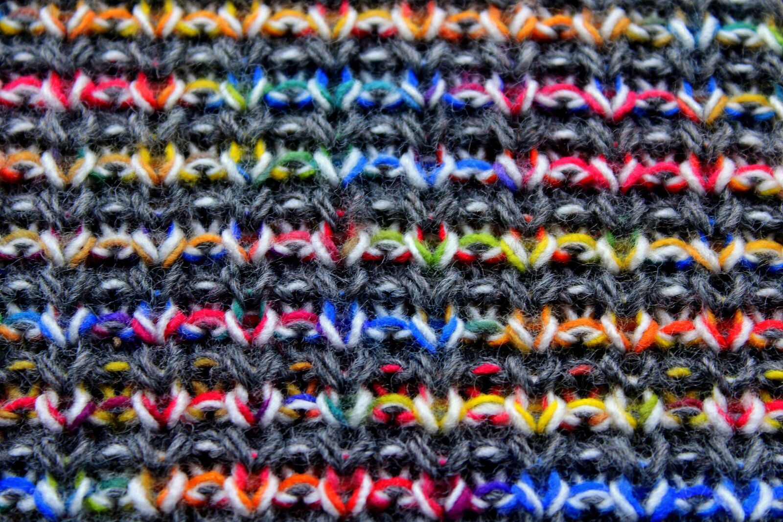 Canon EOS 1200D (EOS Rebel T5 / EOS Kiss X70 / EOS Hi) sample photo. Weave, wool, colorful photography
