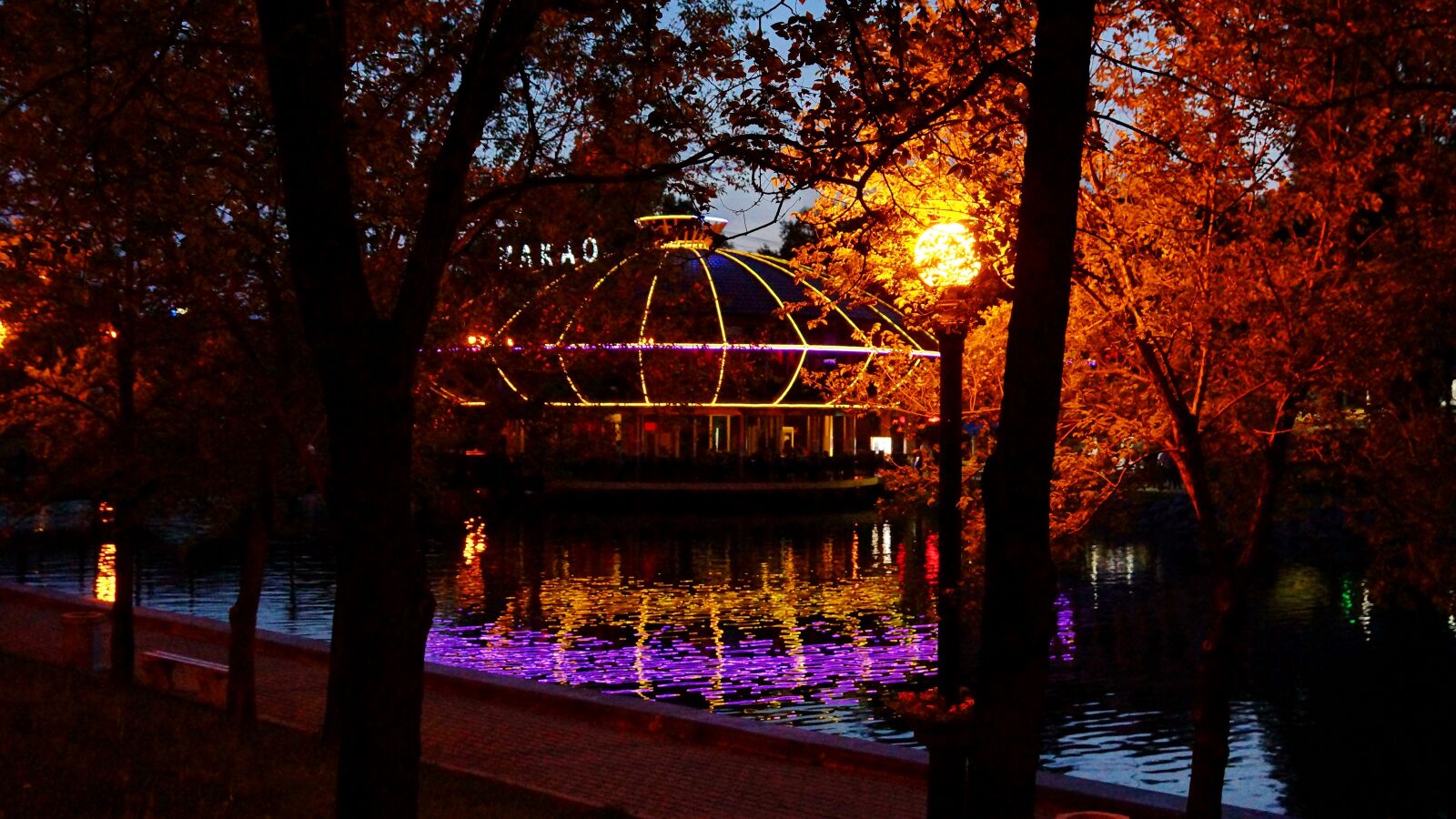 Sony SLT-A77 + Sony DT 16-50mm F2.8 SSM sample photo. Evening, lantern, pond photography