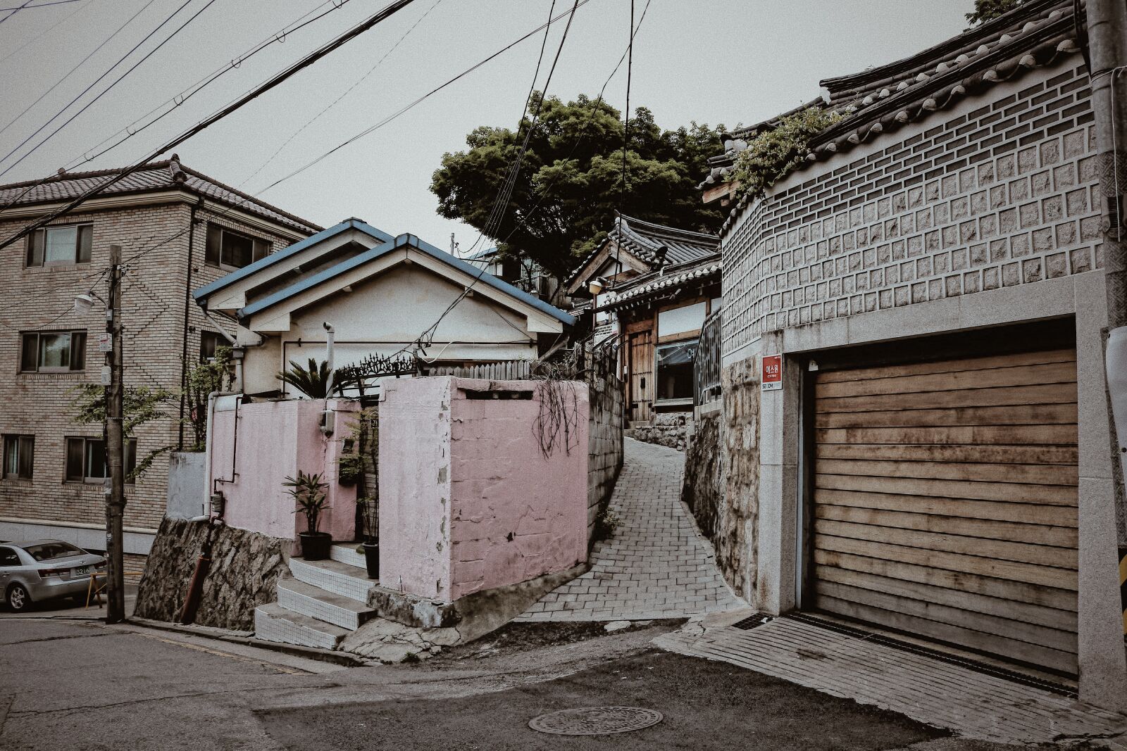 Canon EOS 750D (EOS Rebel T6i / EOS Kiss X8i) sample photo. Building, houses, streets photography