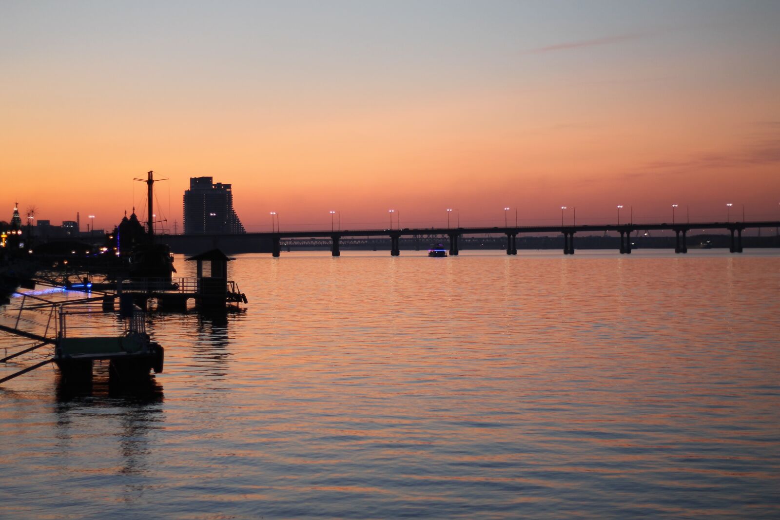 Canon EOS 1100D (EOS Rebel T3 / EOS Kiss X50) + Canon EF 50mm F1.8 II sample photo. Sunset, city, evening photography