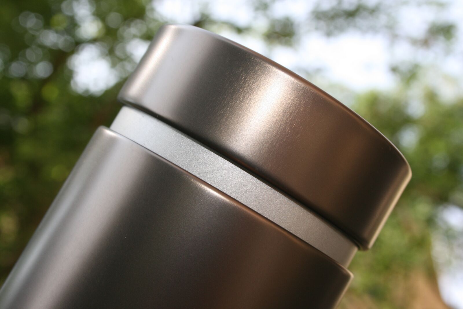 Canon EOS 400D (EOS Digital Rebel XTi / EOS Kiss Digital X) sample photo. Metal tin design, design photography