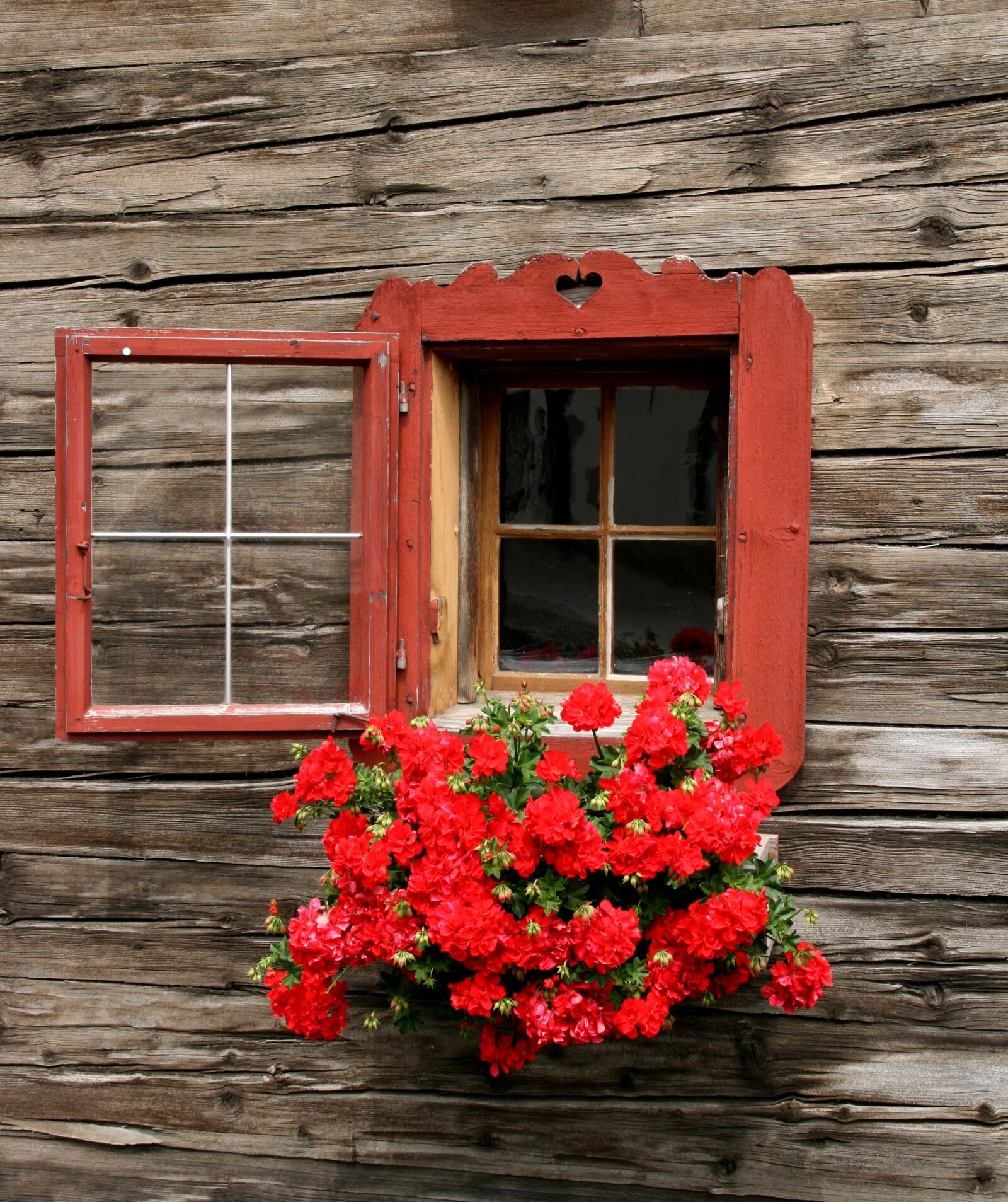 Canon EOS 400D (EOS Digital Rebel XTi / EOS Kiss Digital X) sample photo. Window, red, wood photography