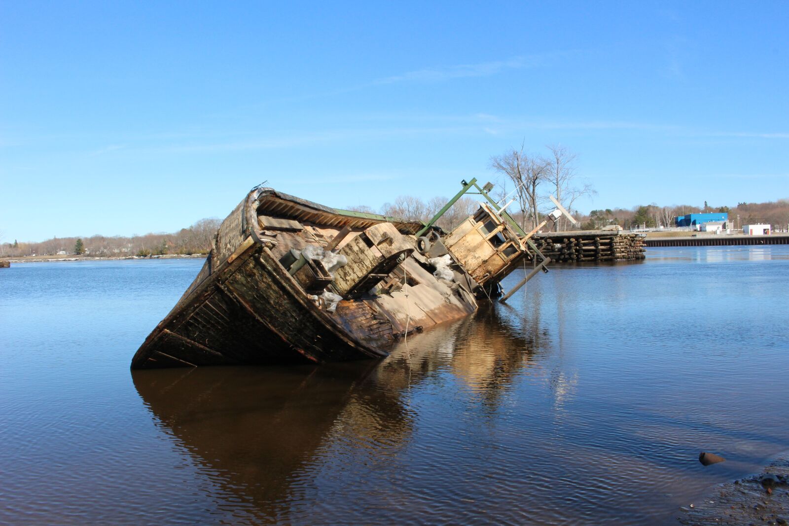 Canon EOS 100D (EOS Rebel SL1 / EOS Kiss X7) sample photo. Shipwreck, boats, wreck photography