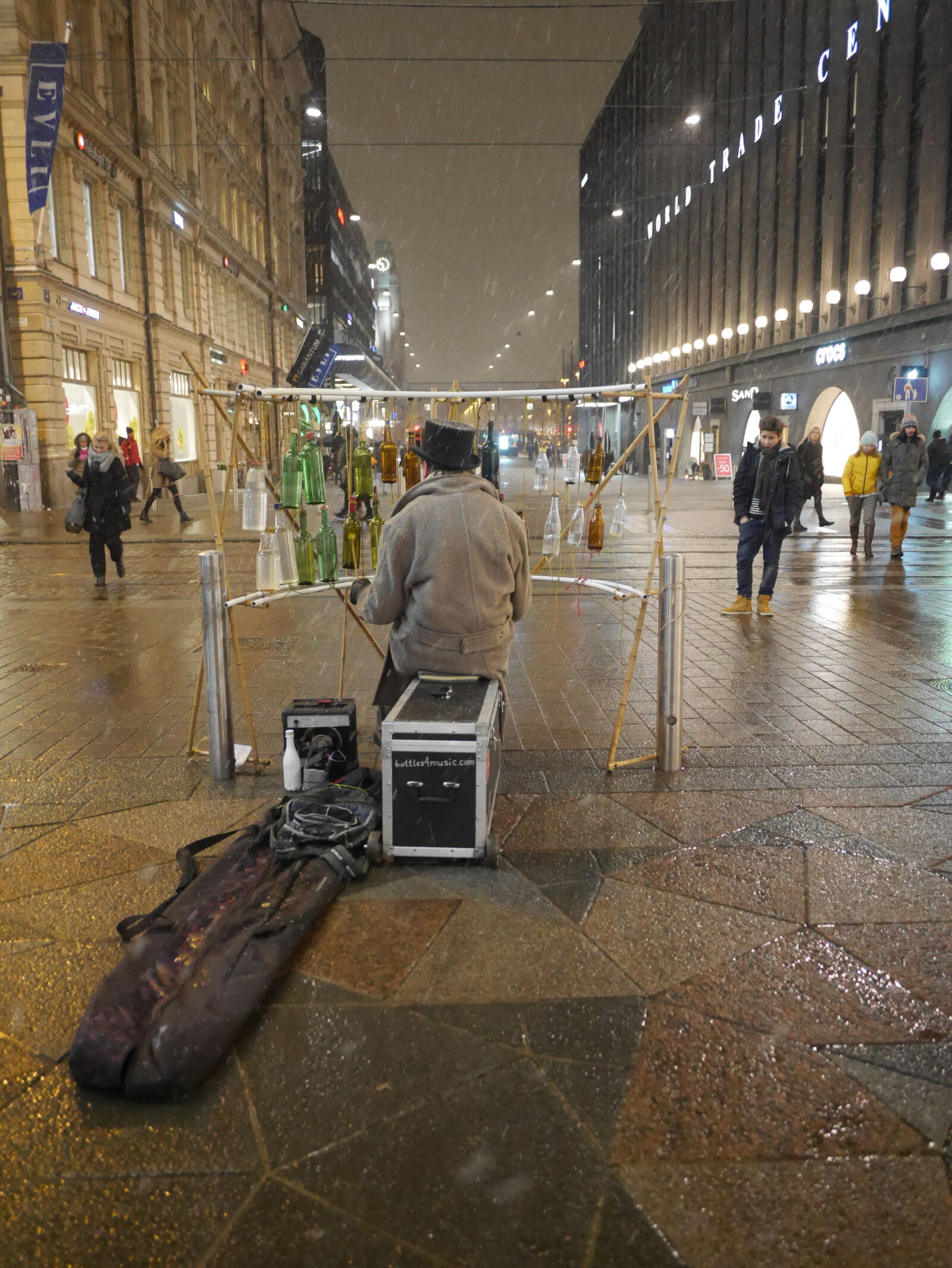 Panasonic Lumix G 14mm F2.5 II ASPH sample photo. Snowy street musician photography