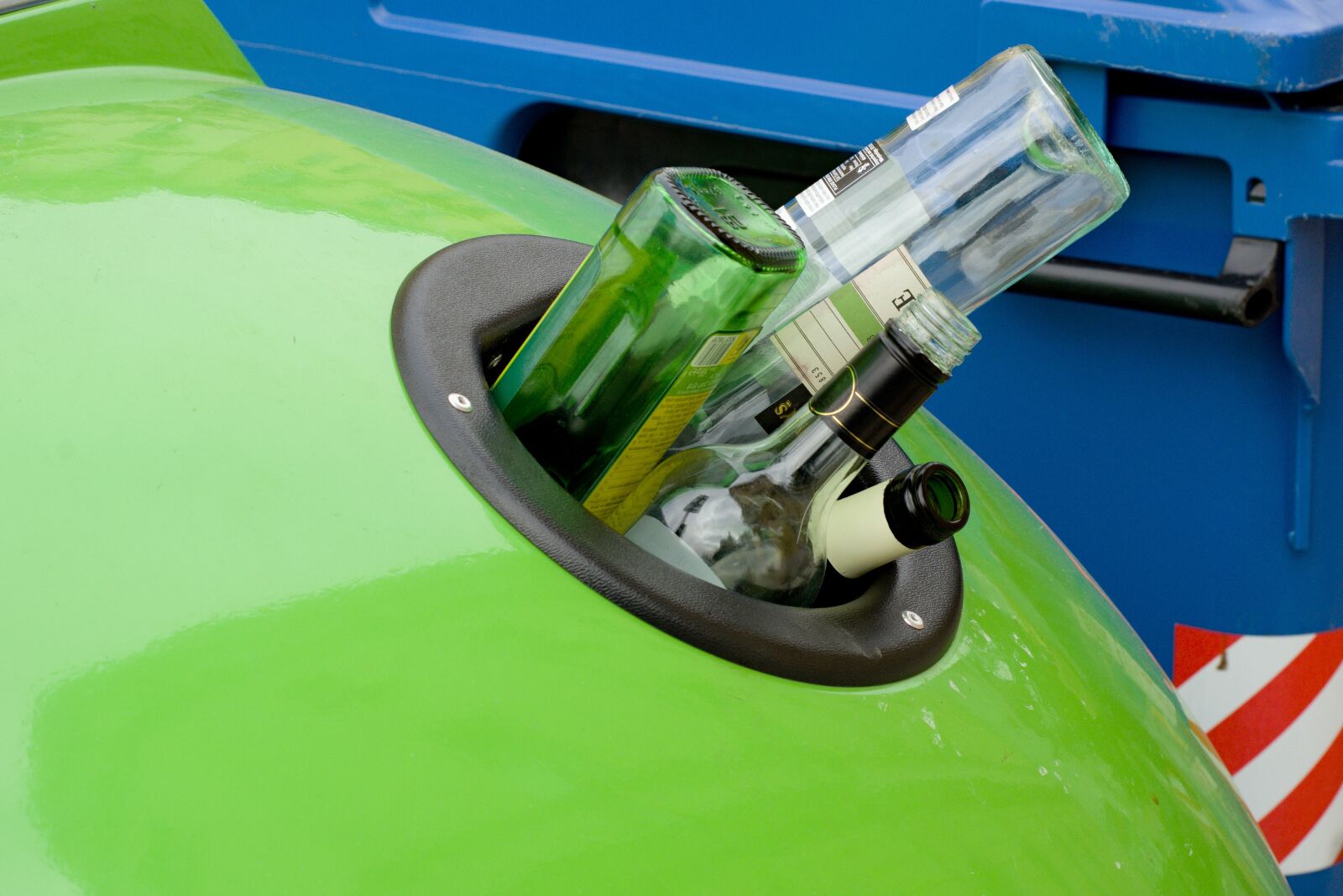 Nikon D7000 sample photo. Trash, recycling, glass photography