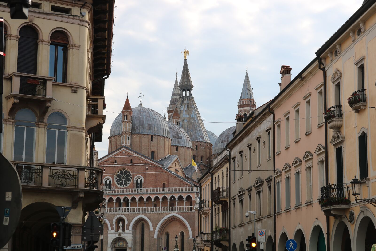 Canon EOS 750D (EOS Rebel T6i / EOS Kiss X8i) sample photo. Padova, italy, streets photography