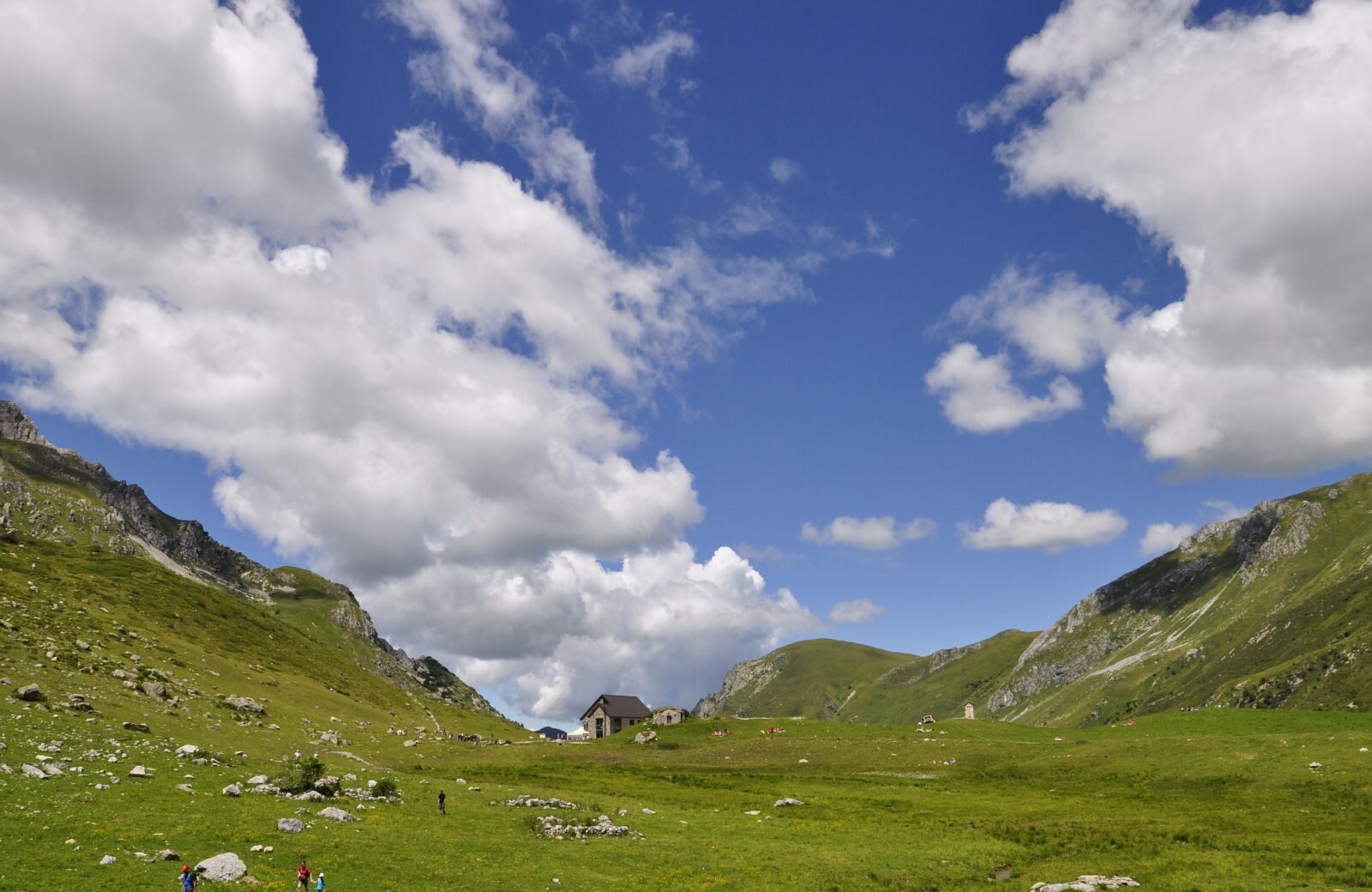 Nikon D5000 sample photo. Refuge, mountain, trekking photography