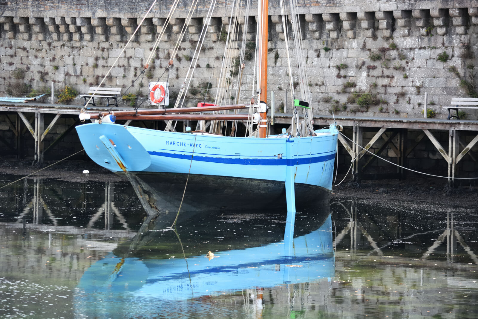Nikon D5200 sample photo. Bateau, bleu, en, bois photography