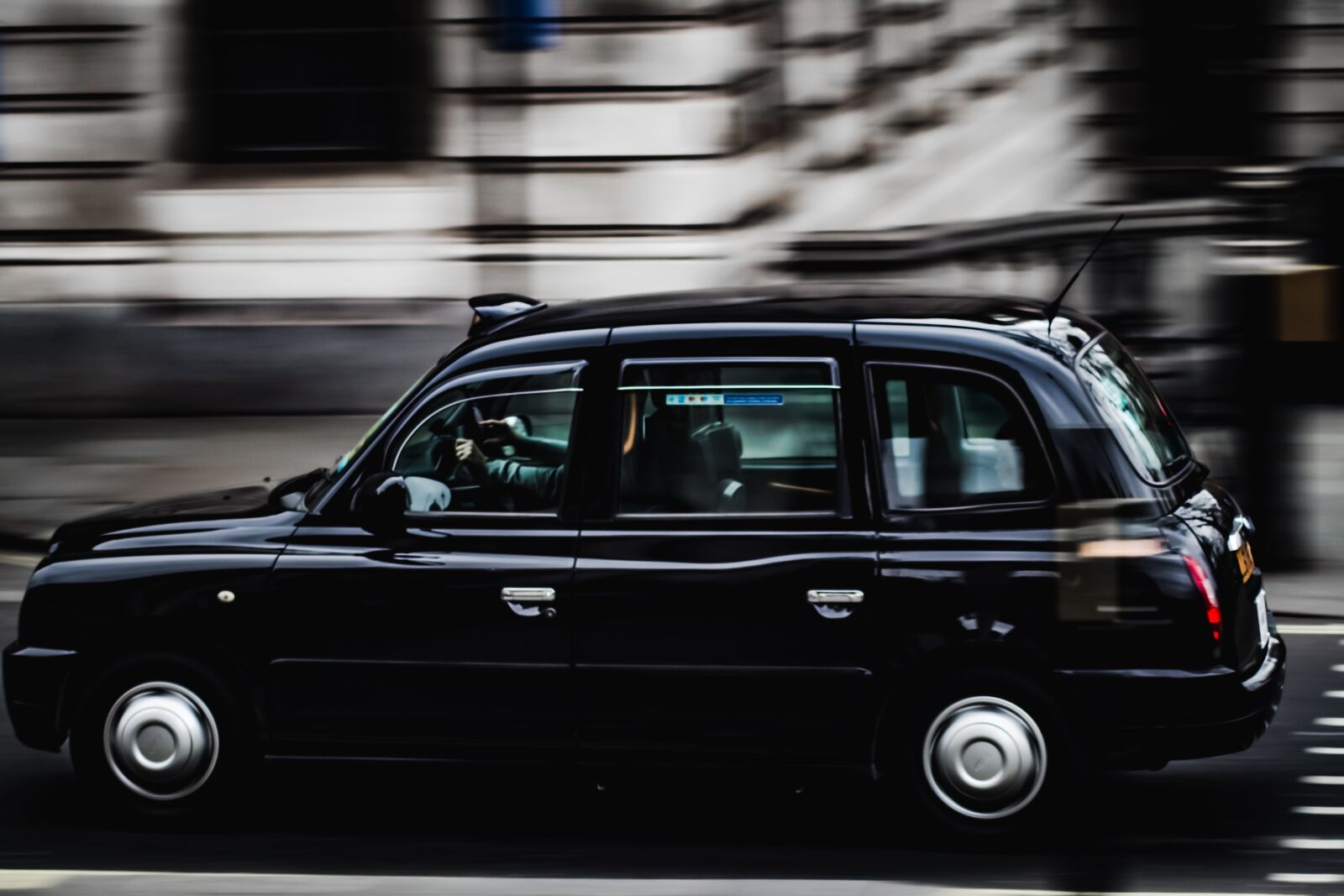 Canon EOS M50 (EOS Kiss M) sample photo. London, taxi, peak hour photography
